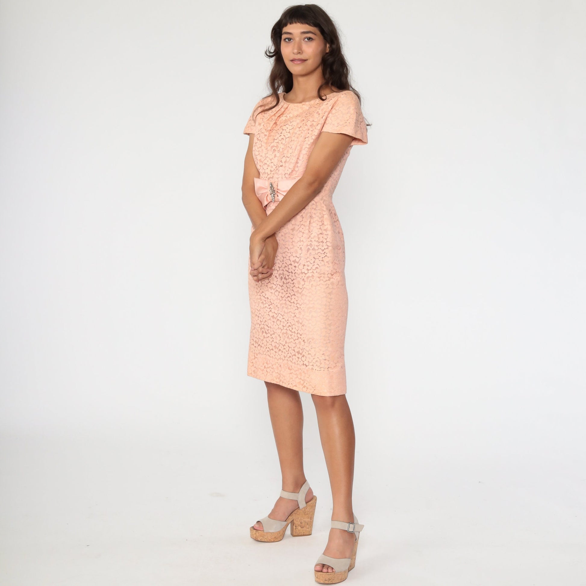 1960s Pink Lace Cocktail Dress Bow Neckline Knee-Length Sheath Small