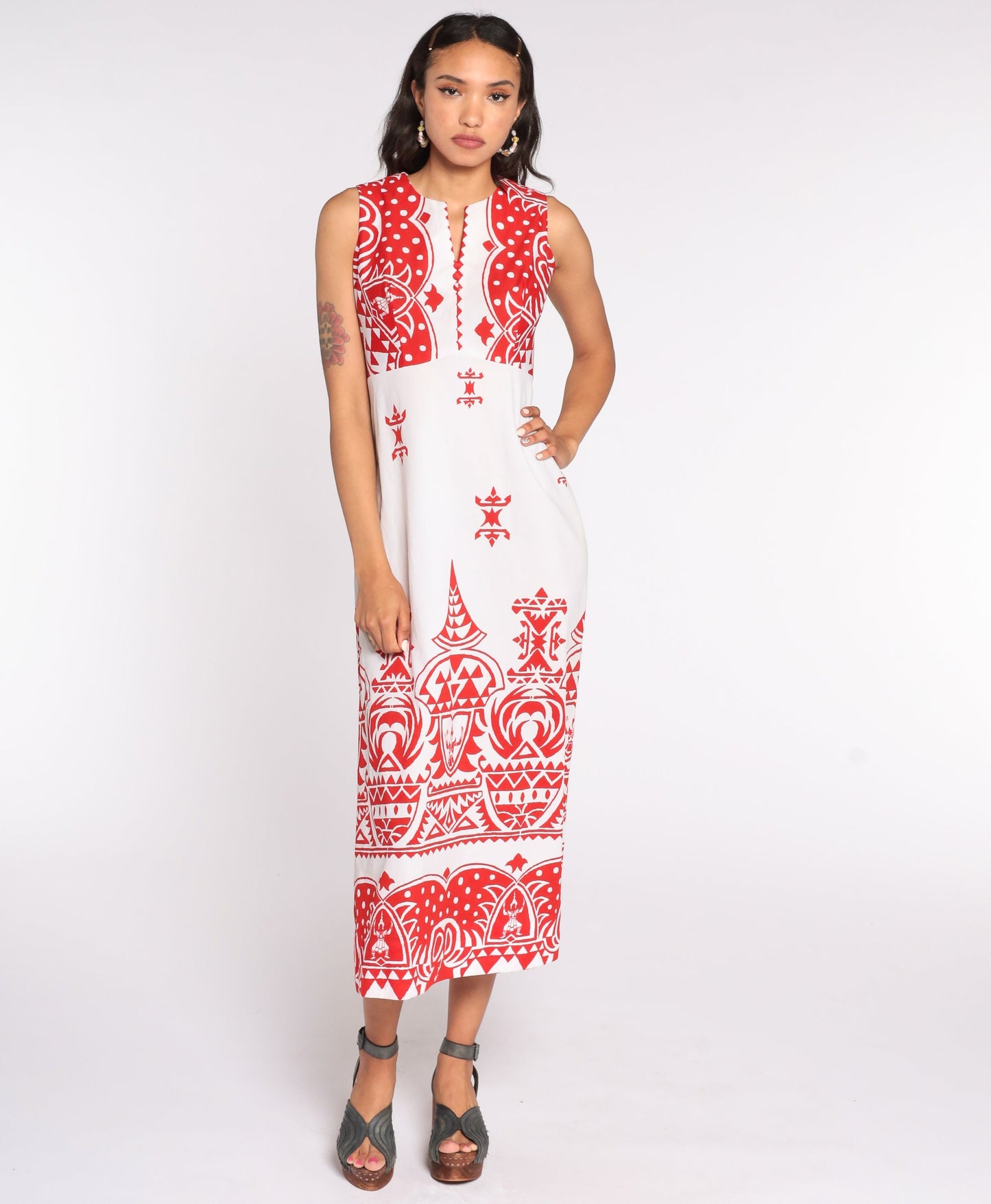 70s Maxi Dress Hindu God Print V-Neck Empire Waist Sleeveless Red White Medium