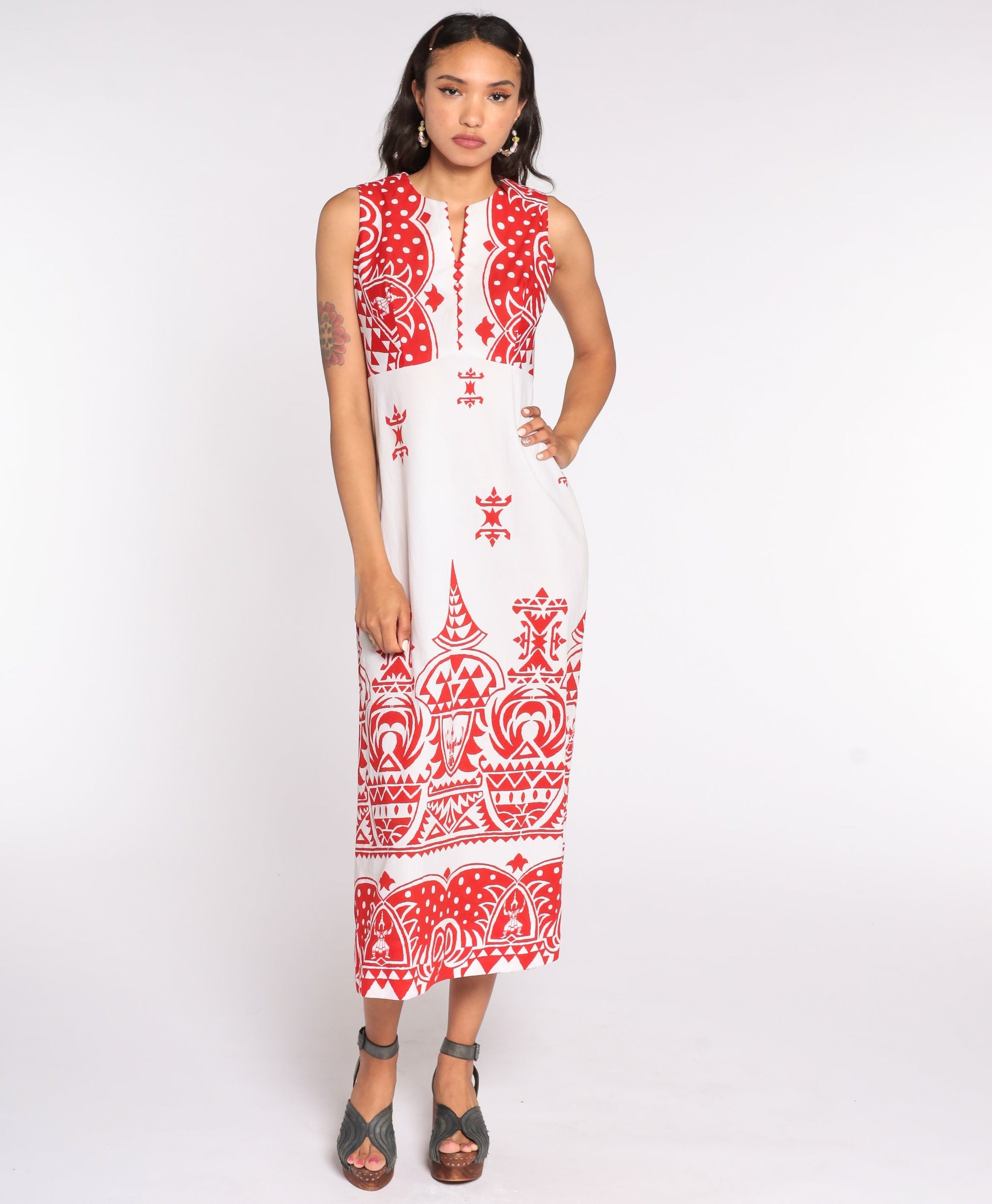 70s Maxi Dress Hindu God Print V-Neck Empire Waist Sleeveless Red White Medium
