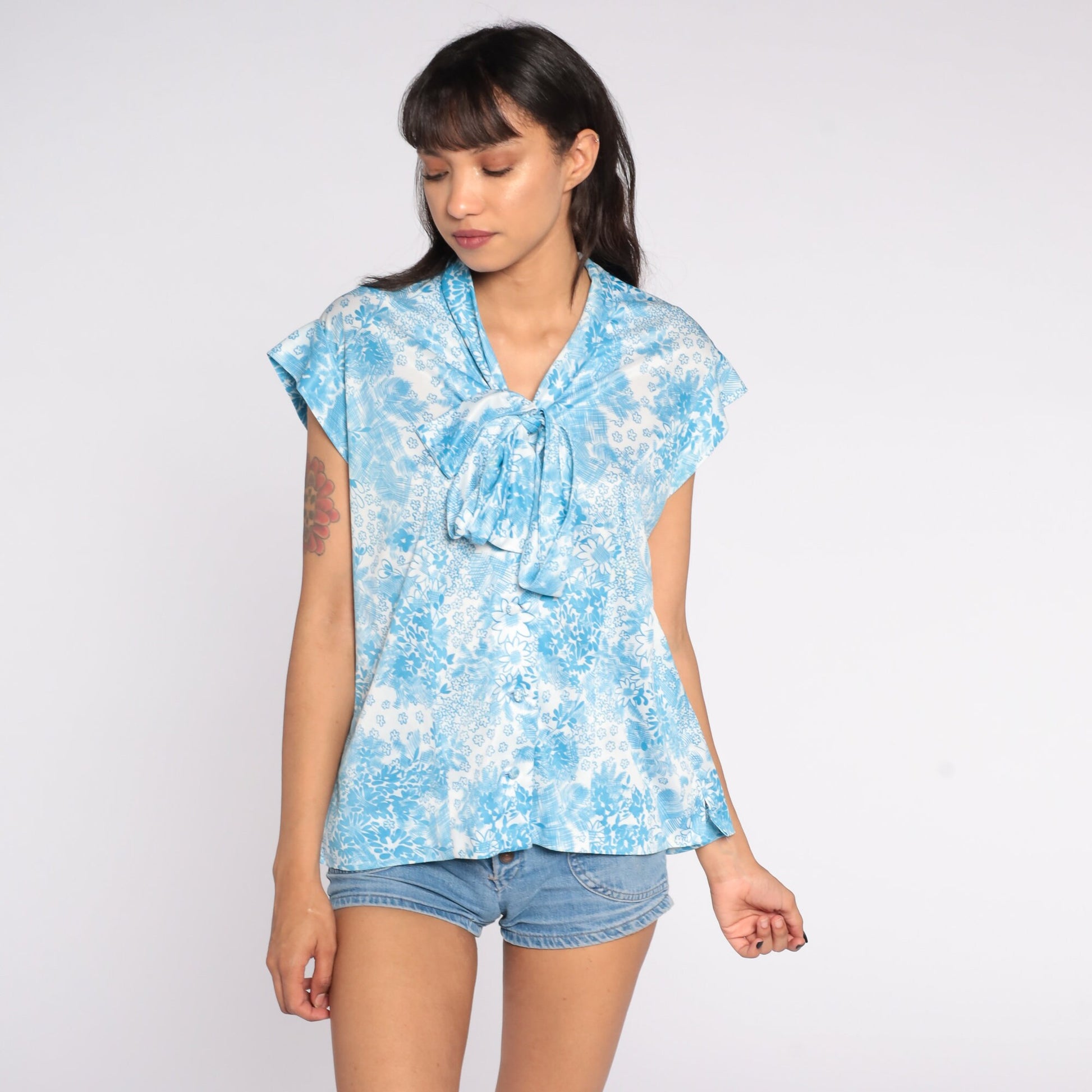 70s Floral Ascot Blouse White Blue Button-Up Short Sleeve Large L