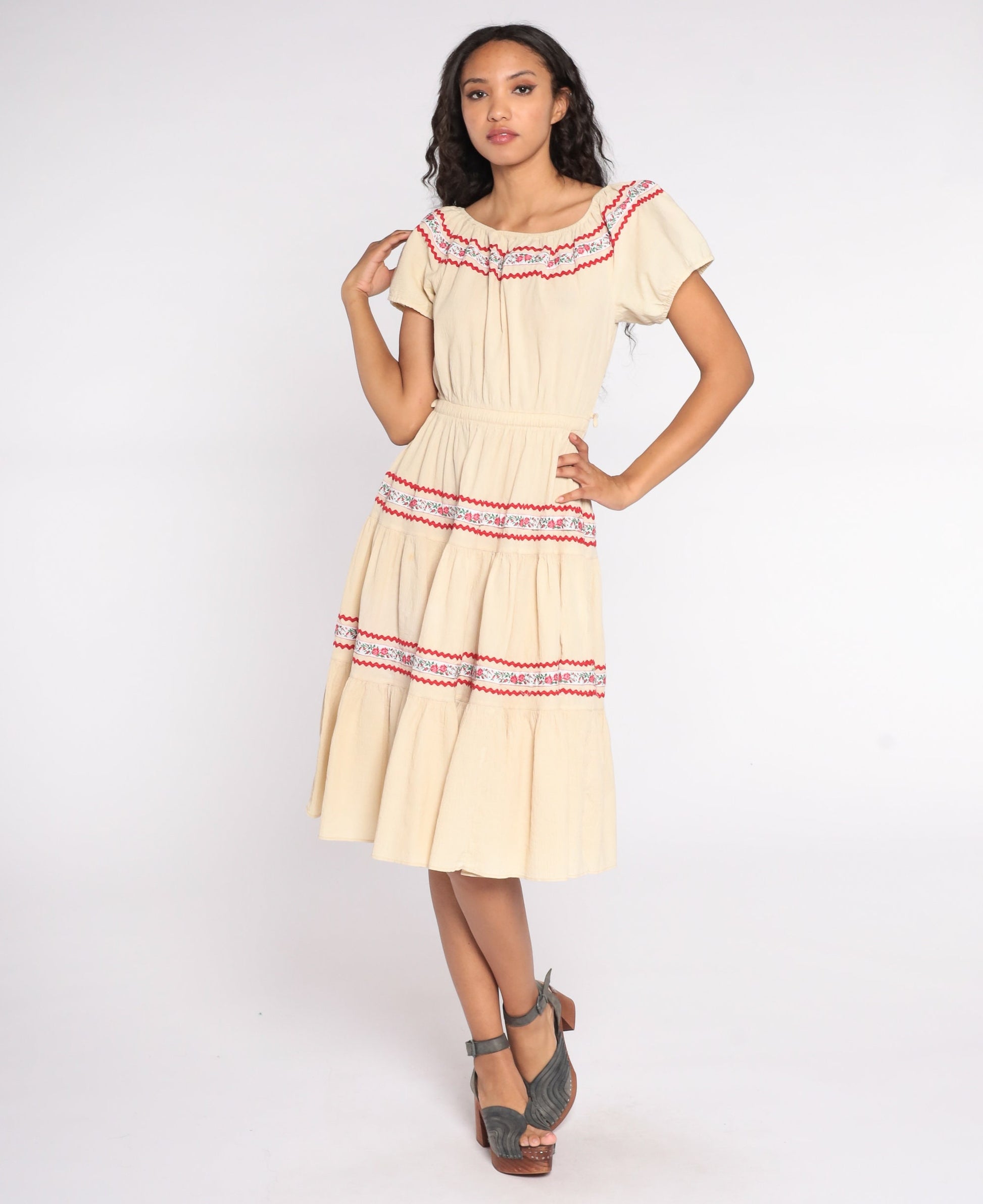 70s Tan Floral Peasant Dress Tiered Elastic Neckline Short Sleeve Small