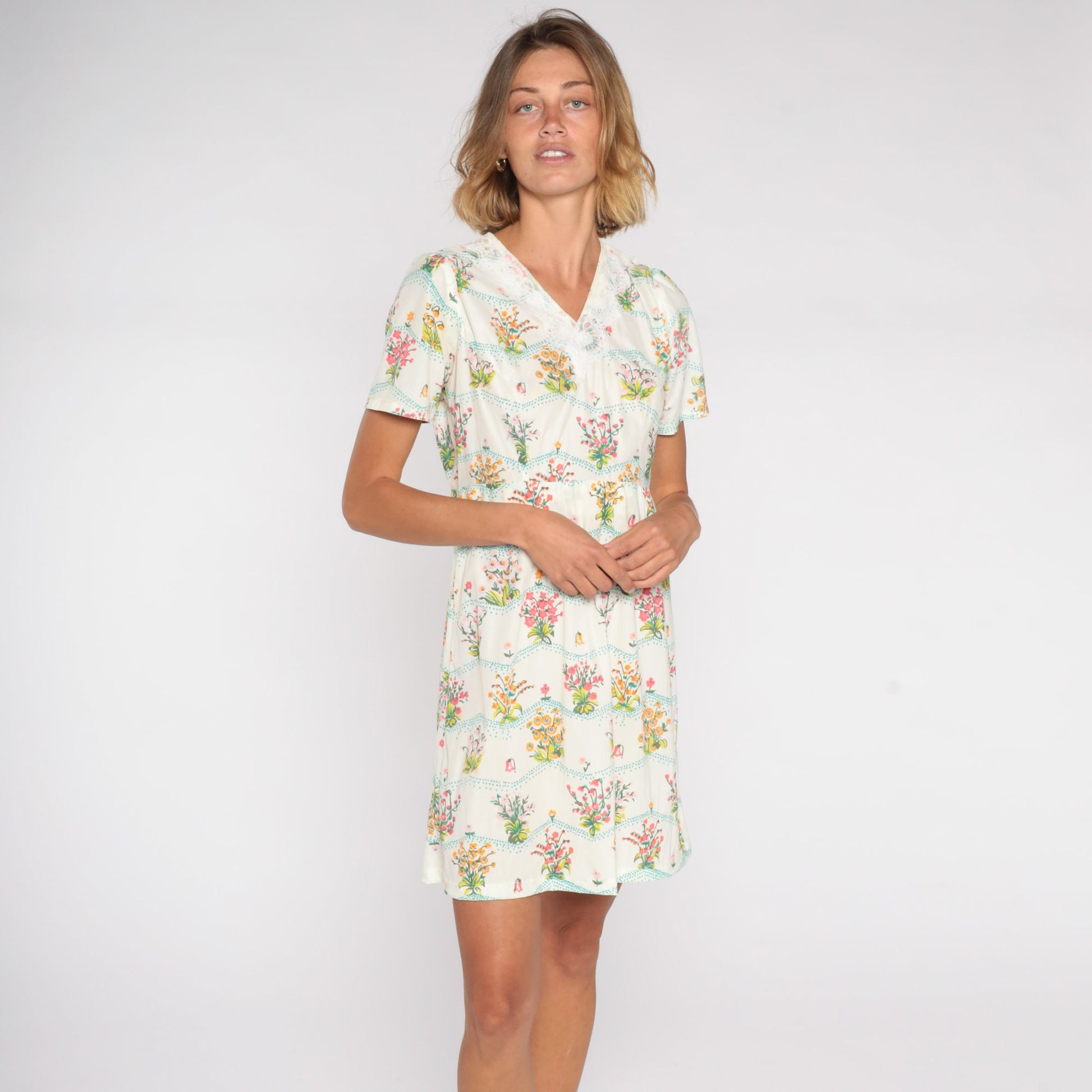60s Floral Shift Dress White Wildflower Print V-Neck Lace Trim Medium