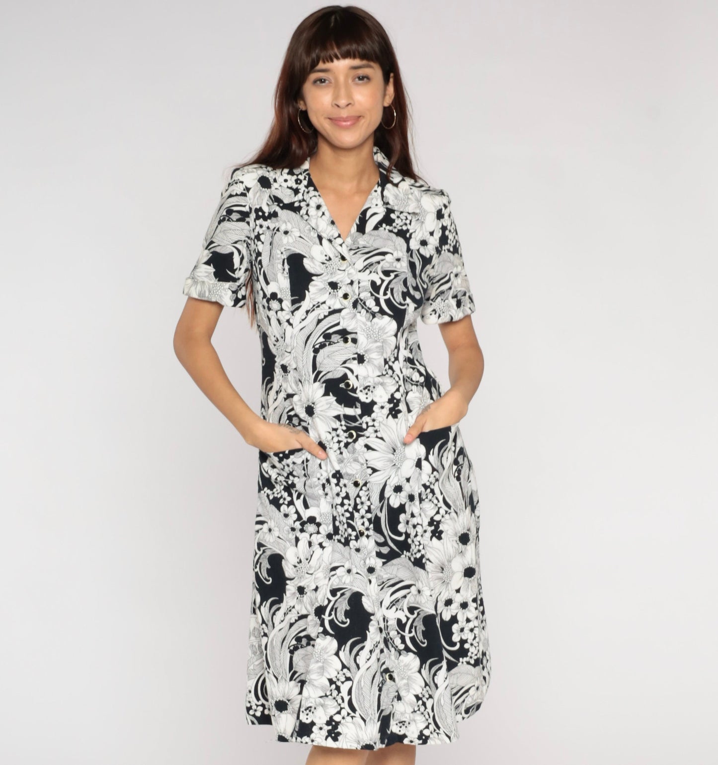 70s Black White Floral Shift Dress Knee Length Button Up Collar Short Sleeve Medium