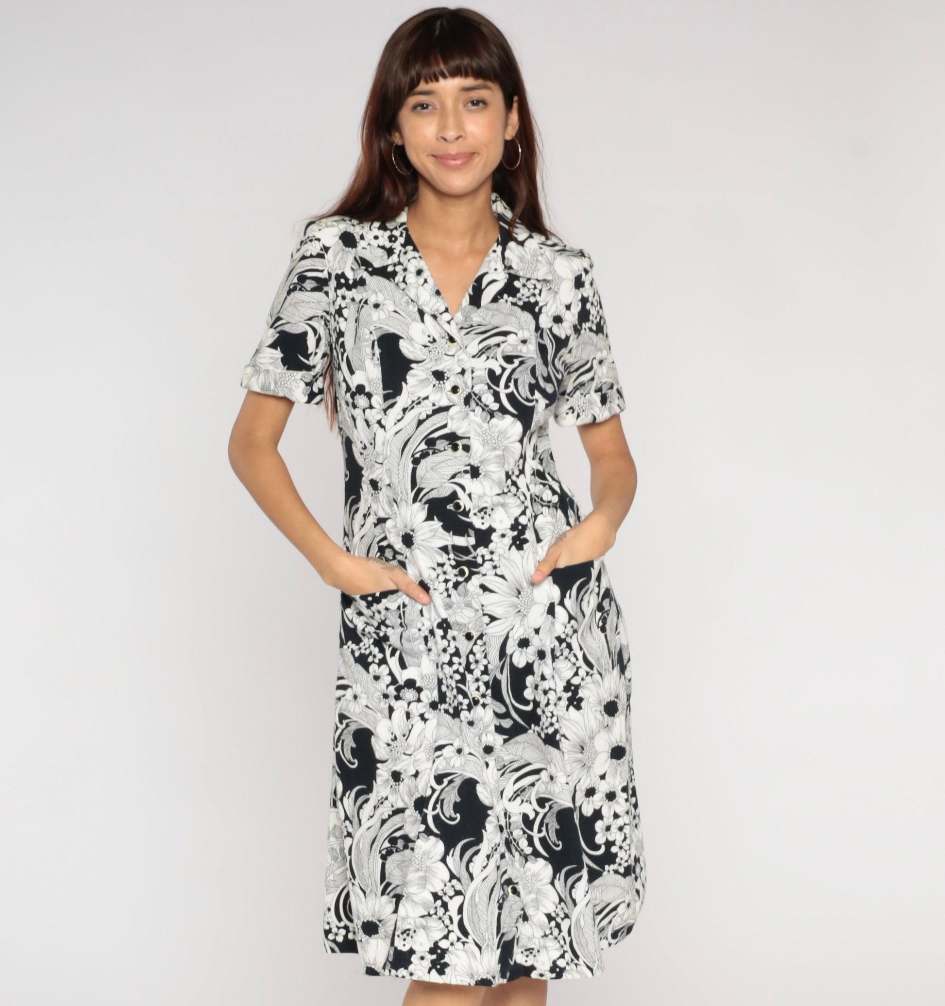 70s Black White Floral Shift Dress Knee Length Button Up Collar Short Sleeve Medium