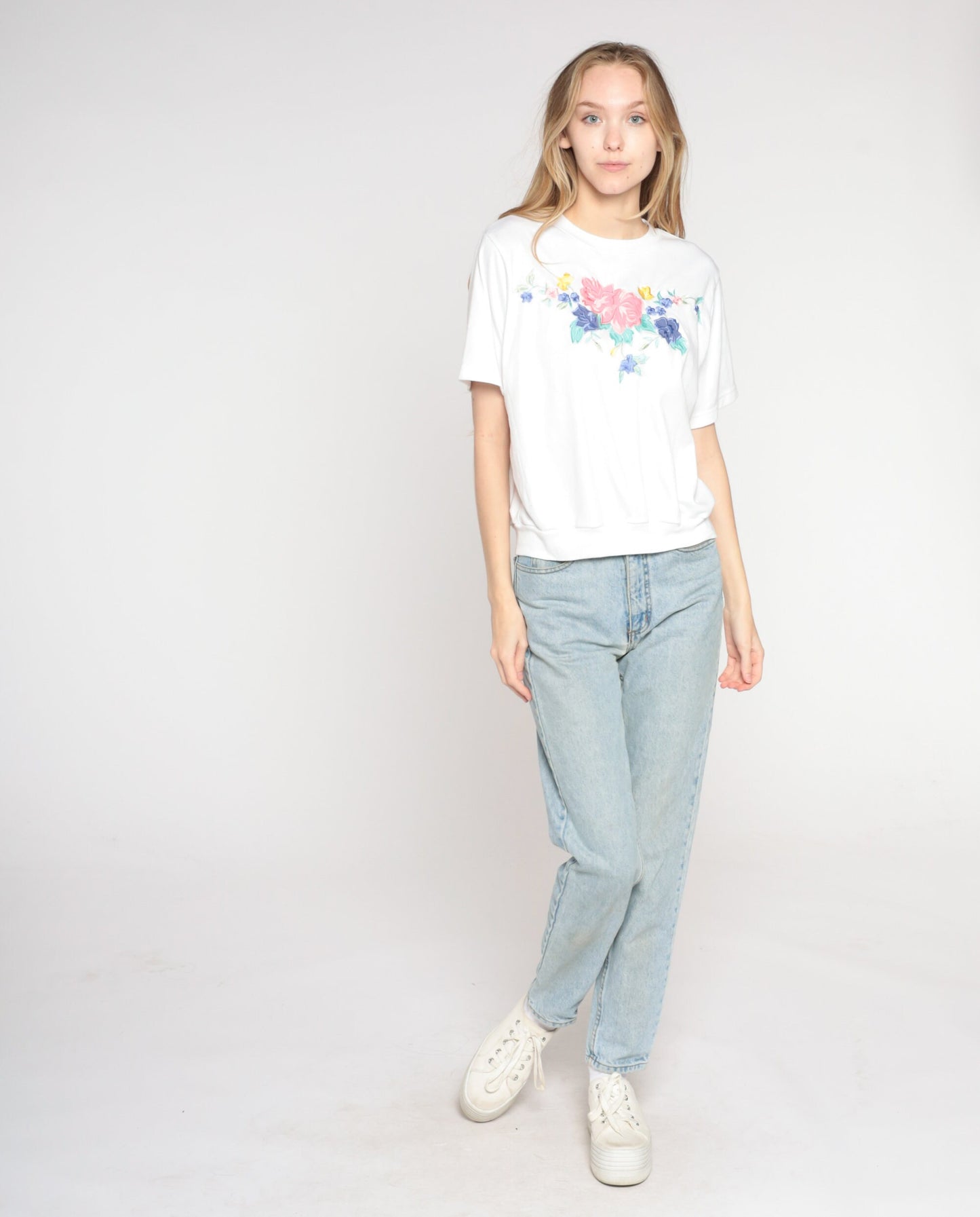 80s White Embroidered Floral Top Short Sleeve Banded Hem Medium