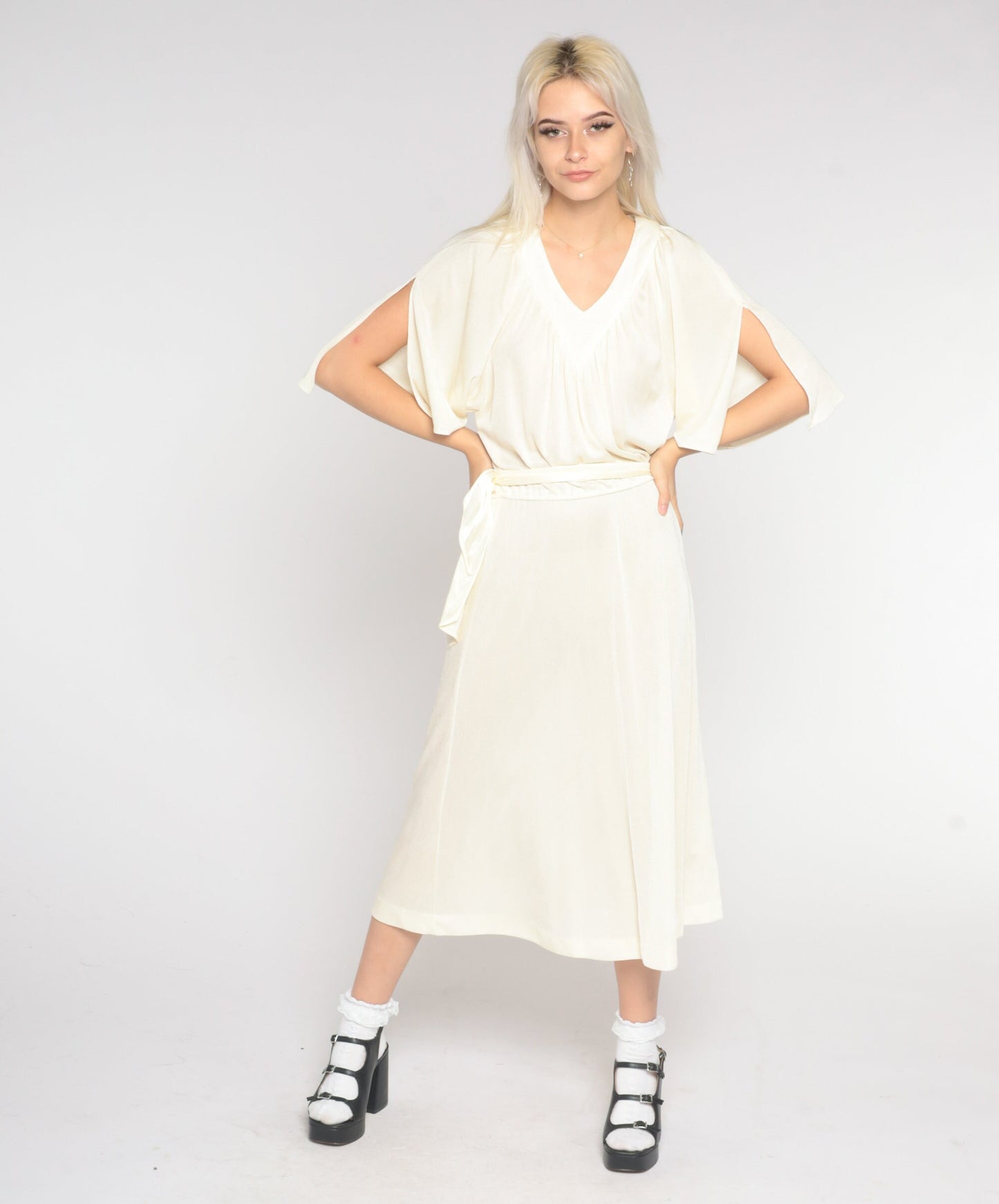 1970s Off-White Midi Dress Kimono Sleeve V-Neck Elastic Waist Small Medium