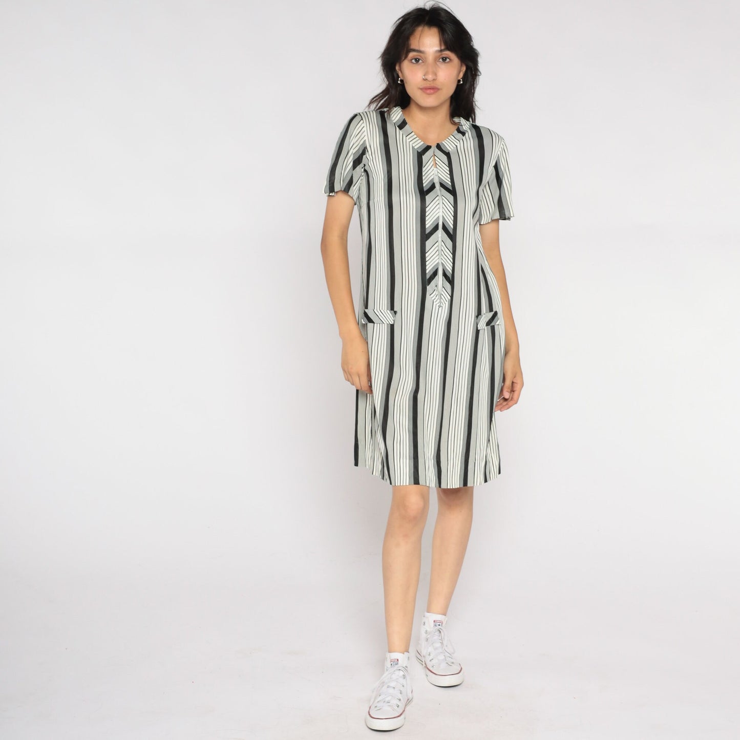 70s Black White Striped Shift Minidress Mod Chevron Short Sleeve Zip Medium M