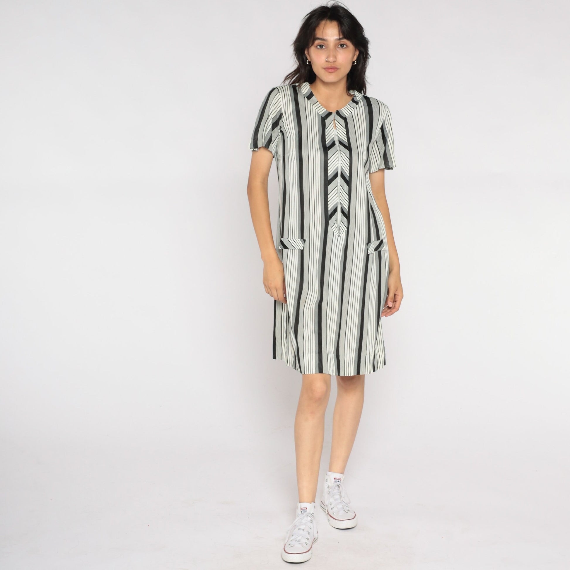 70s Black White Striped Shift Minidress Mod Chevron Short Sleeve Zip Medium M