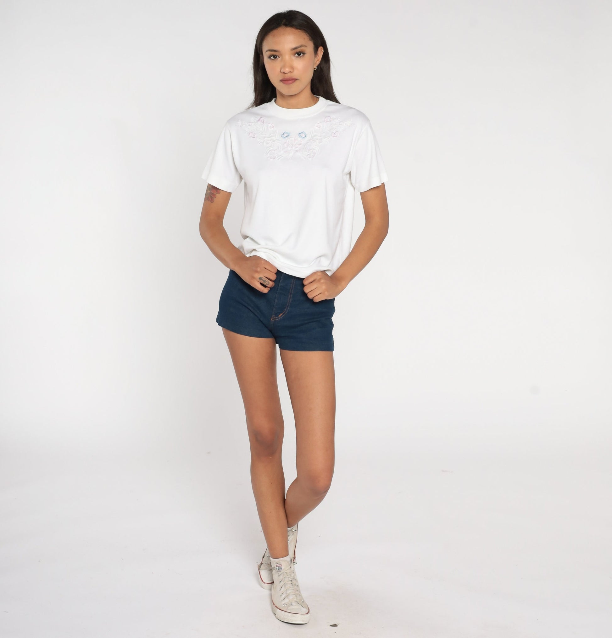 90s Floral Embroidered T-Shirt White Graphic Tee Short Sleeve Small S