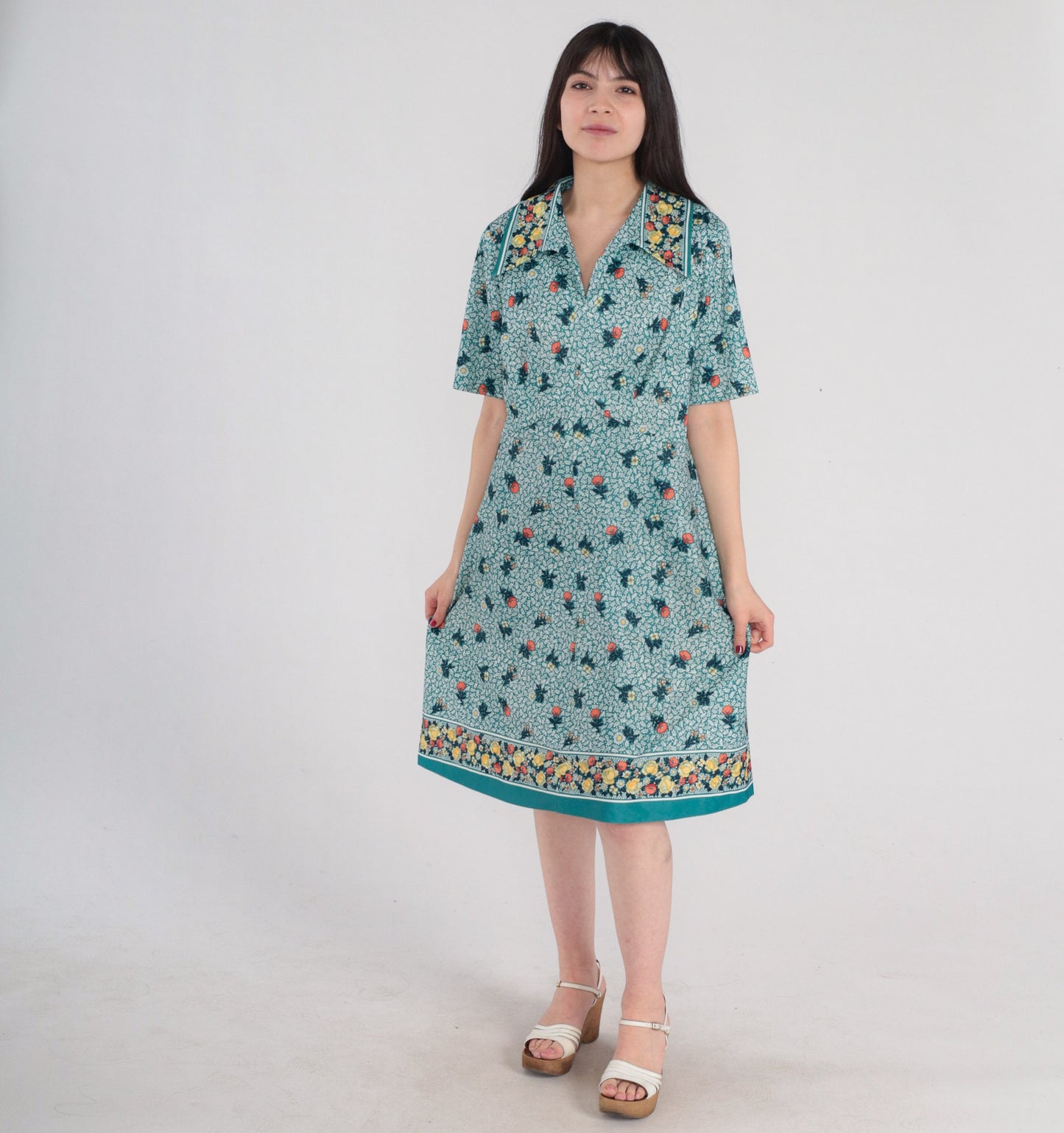 70s Green Floral Mini Dress Collared Shift Short Sleeve V Neck Medium