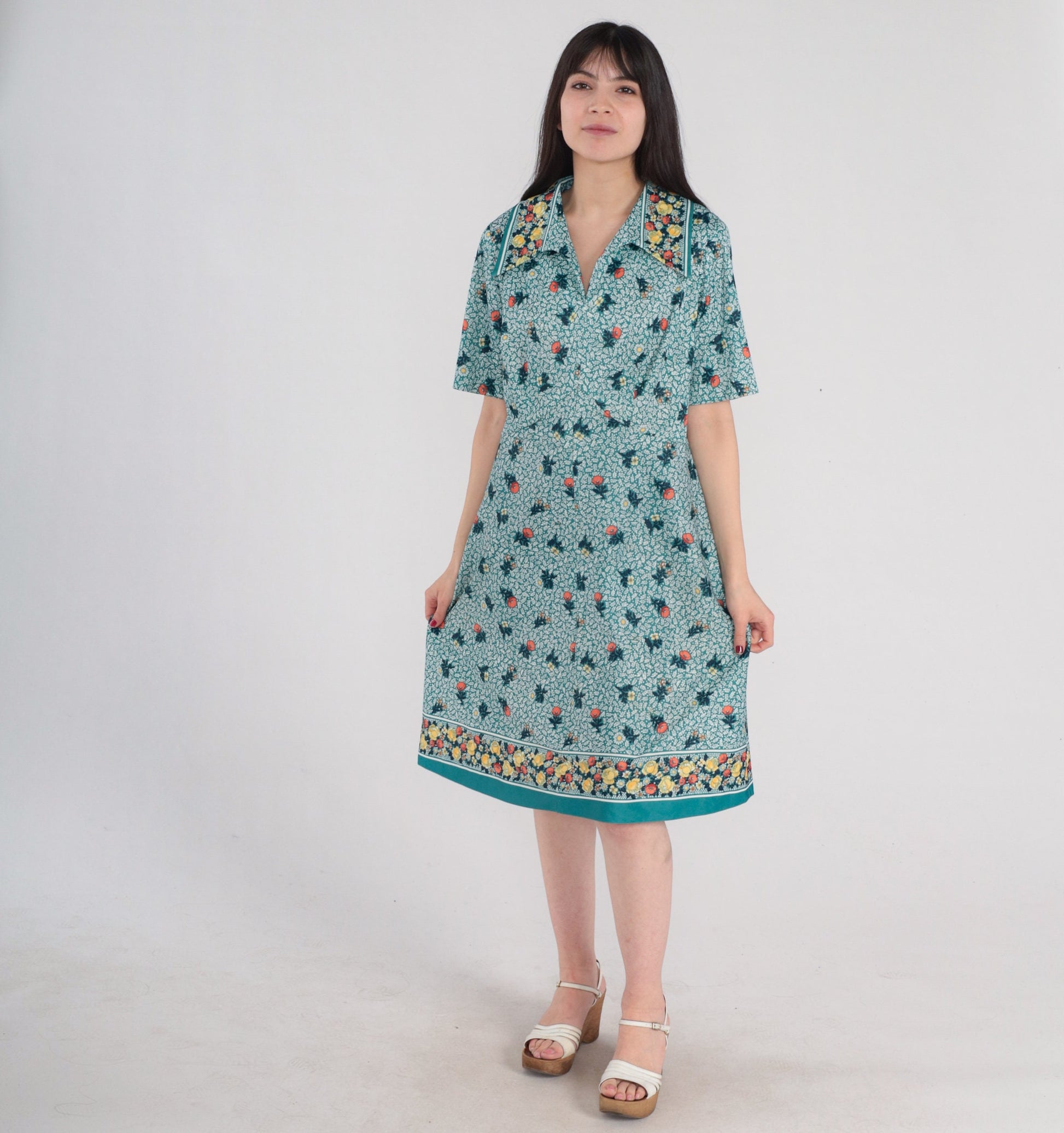 70s Green Floral Mini Dress Collared Shift Short Sleeve V Neck Medium