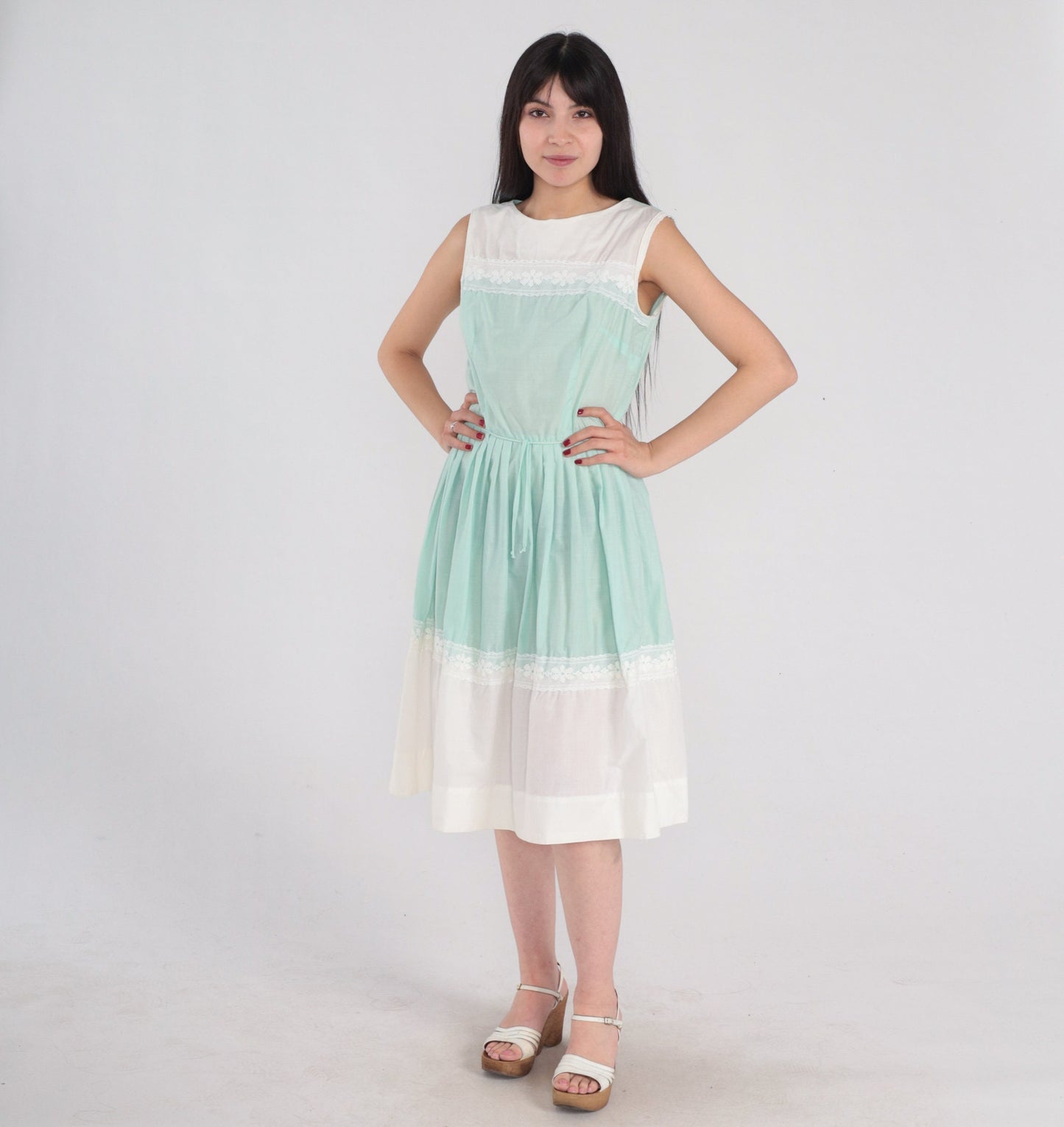 1960s White Green Lace Trim Sleeveless Dress Tie Belt Pleated Knee Length Small