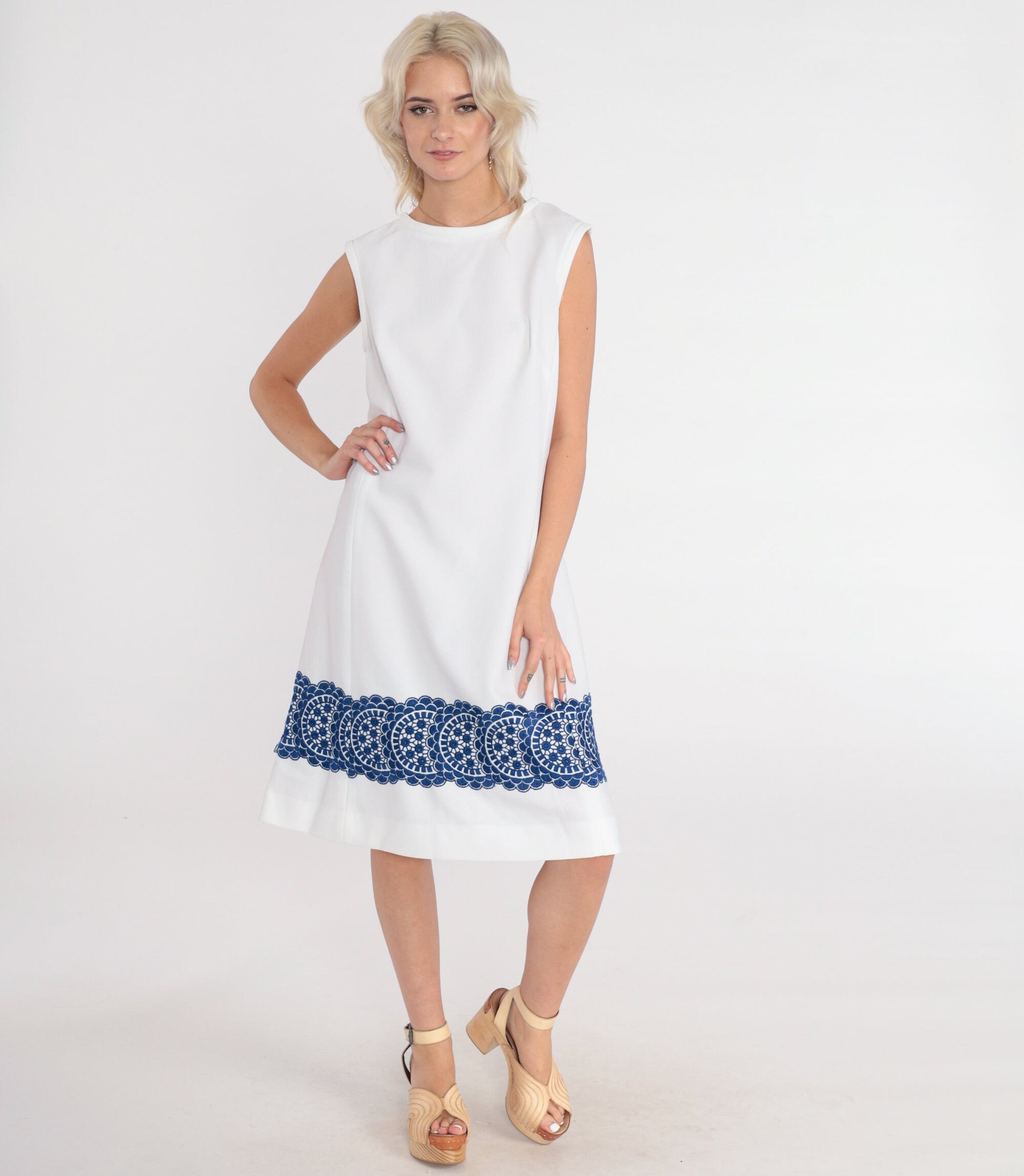 70s White Shift Dress Blue Mandala Print Sleeveless Knee-Length Medium