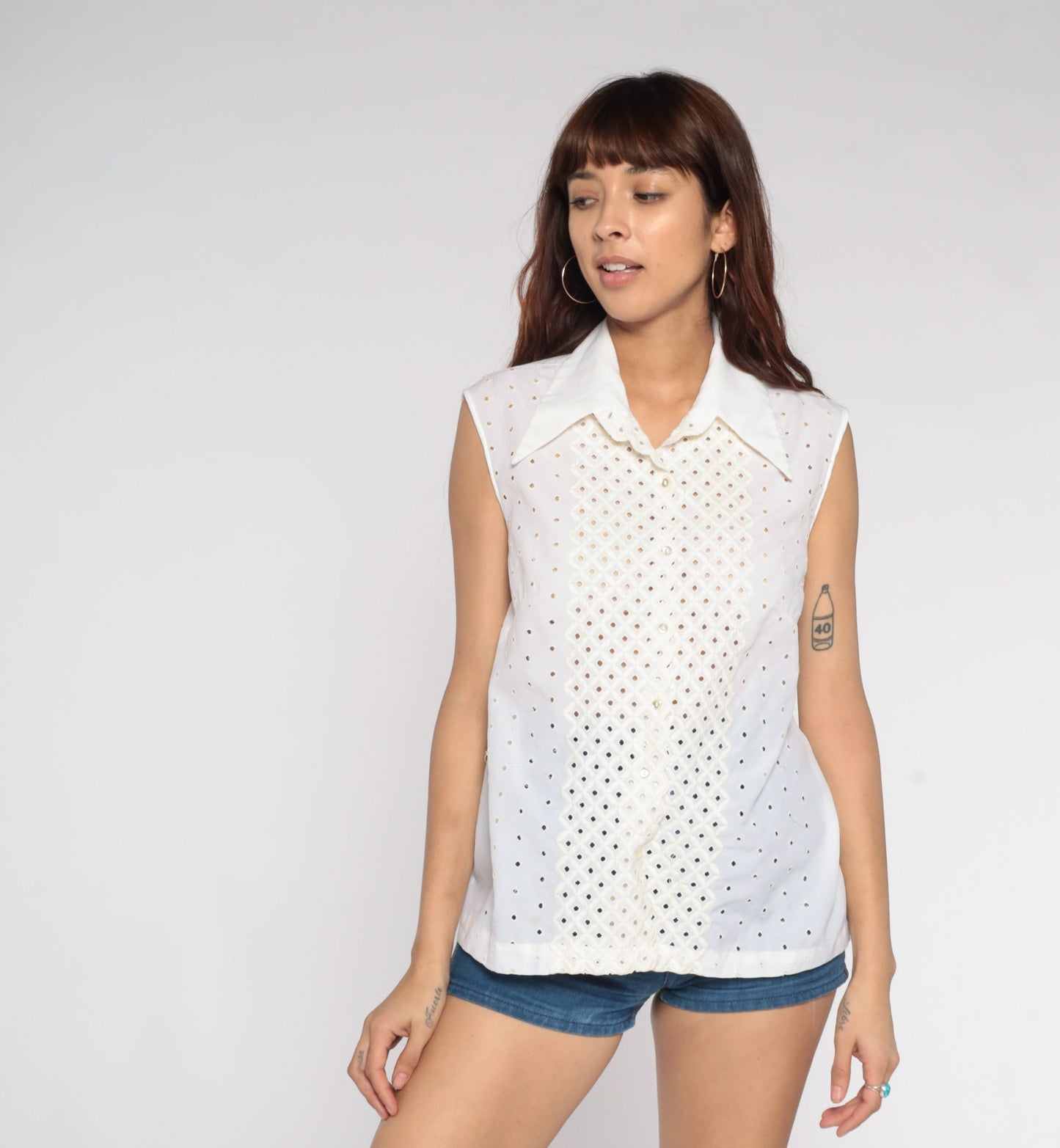 70s White Eyelet Lace Blouse Dagger Collar Button-Up Sleeveless Medium