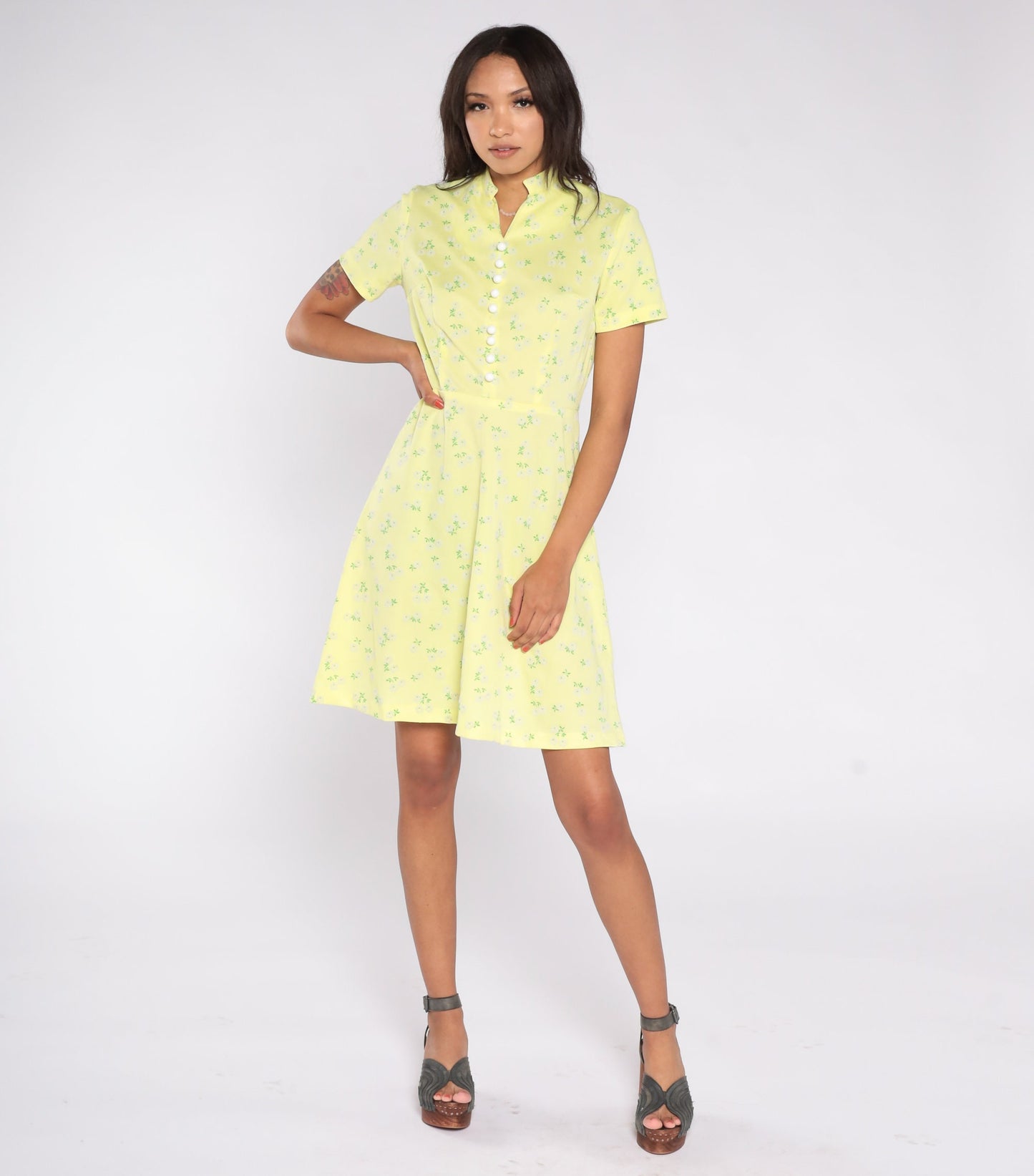1970s Yellow Floral Mini Dress High Waisted Short Sleeve Mandarin Collar Small