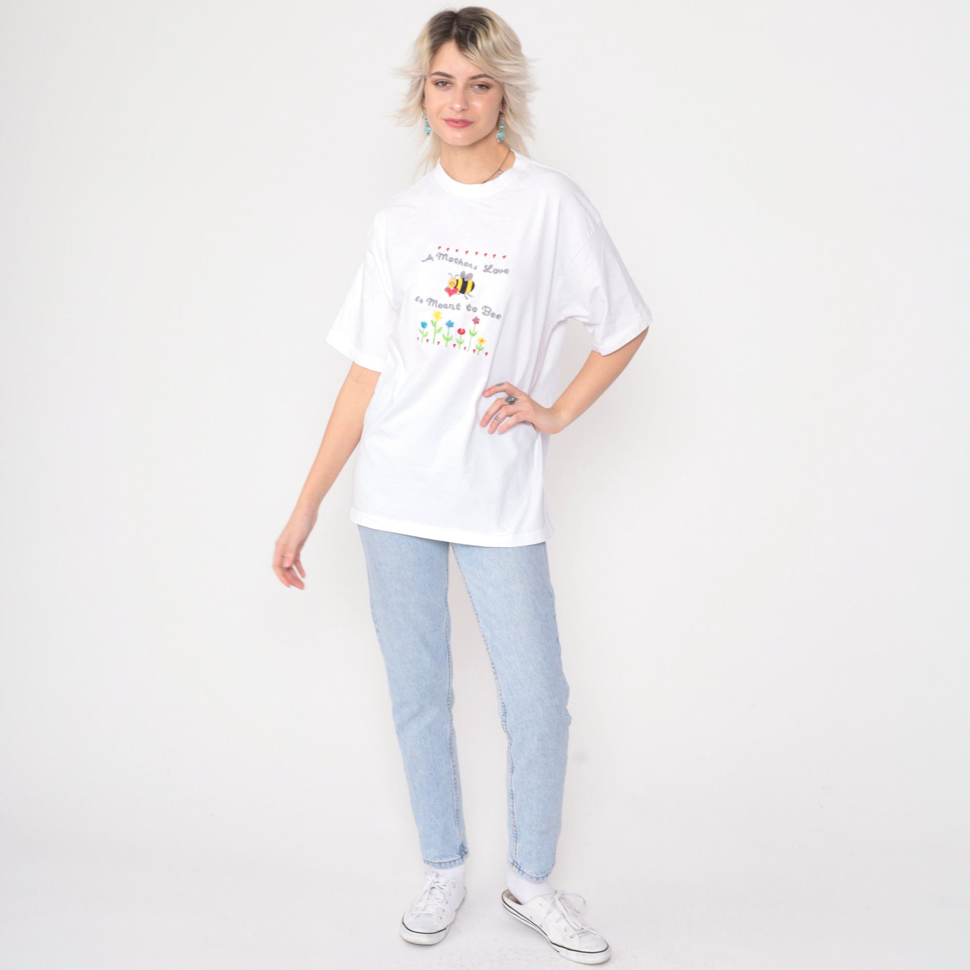 90s A Mother's Love Is Meant To Bee Embroidered Graphic T-Shirt Floral Large