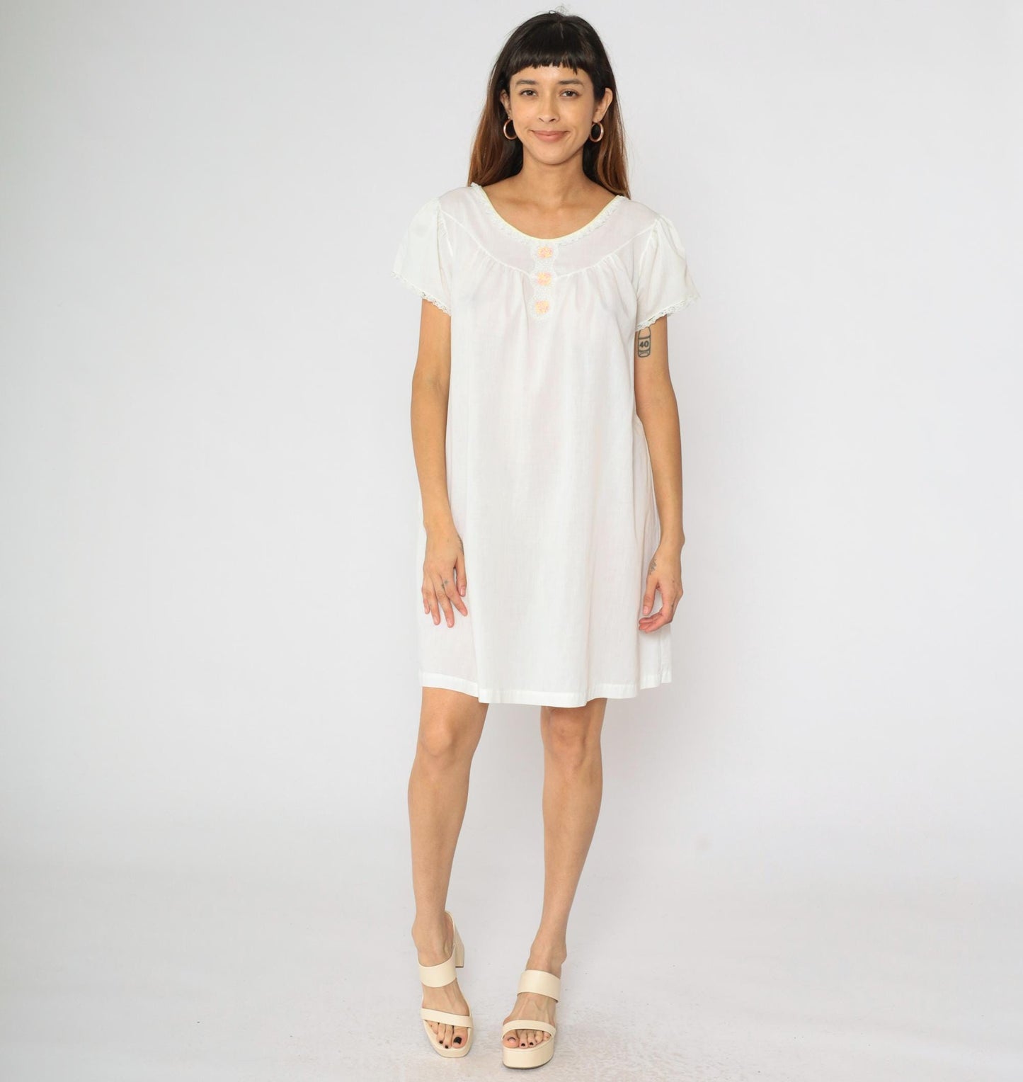 70s Lorraine White Floral Embroidered Nightgown Puff Sleeve Lace Trim Medium
