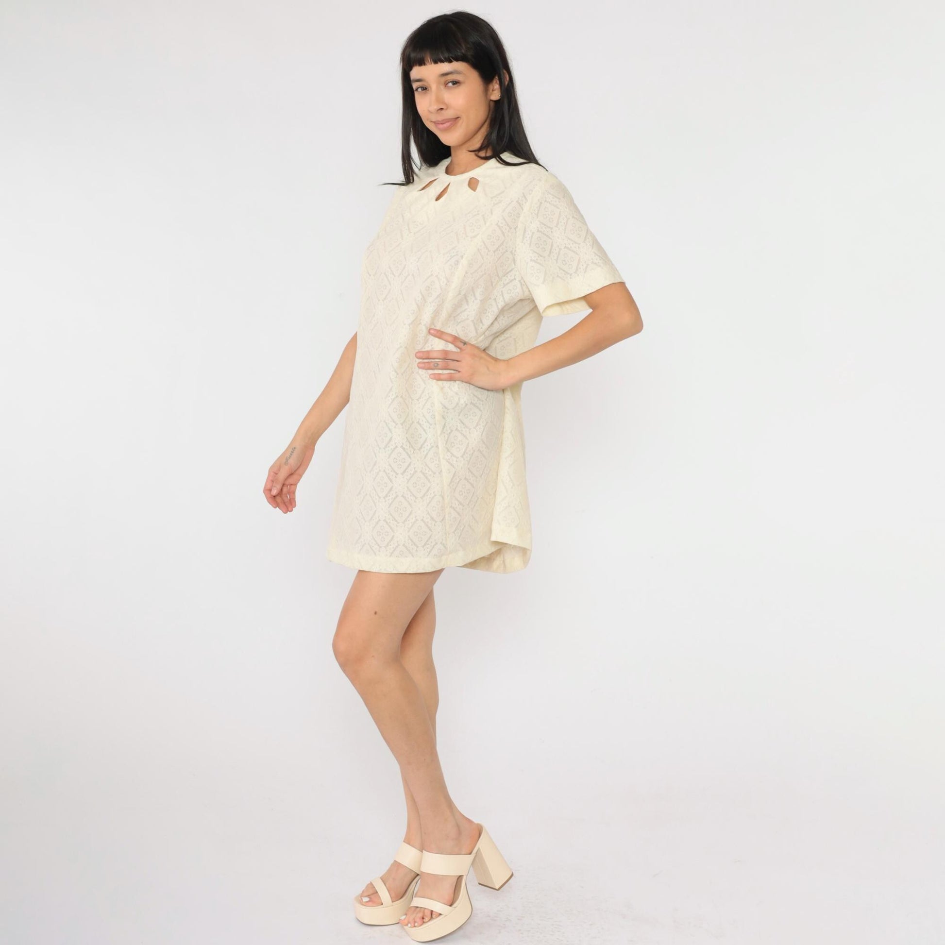 1960s Cream Lace Mini Dress Keyhole Neck Short Sleeve Shift Extra Large