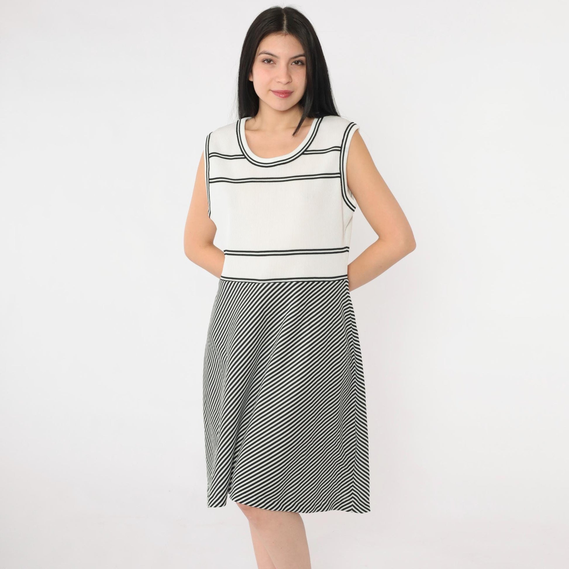 70s Mod Striped Shift Dress Black White Op Art Sleeveless Knee-Length Medium