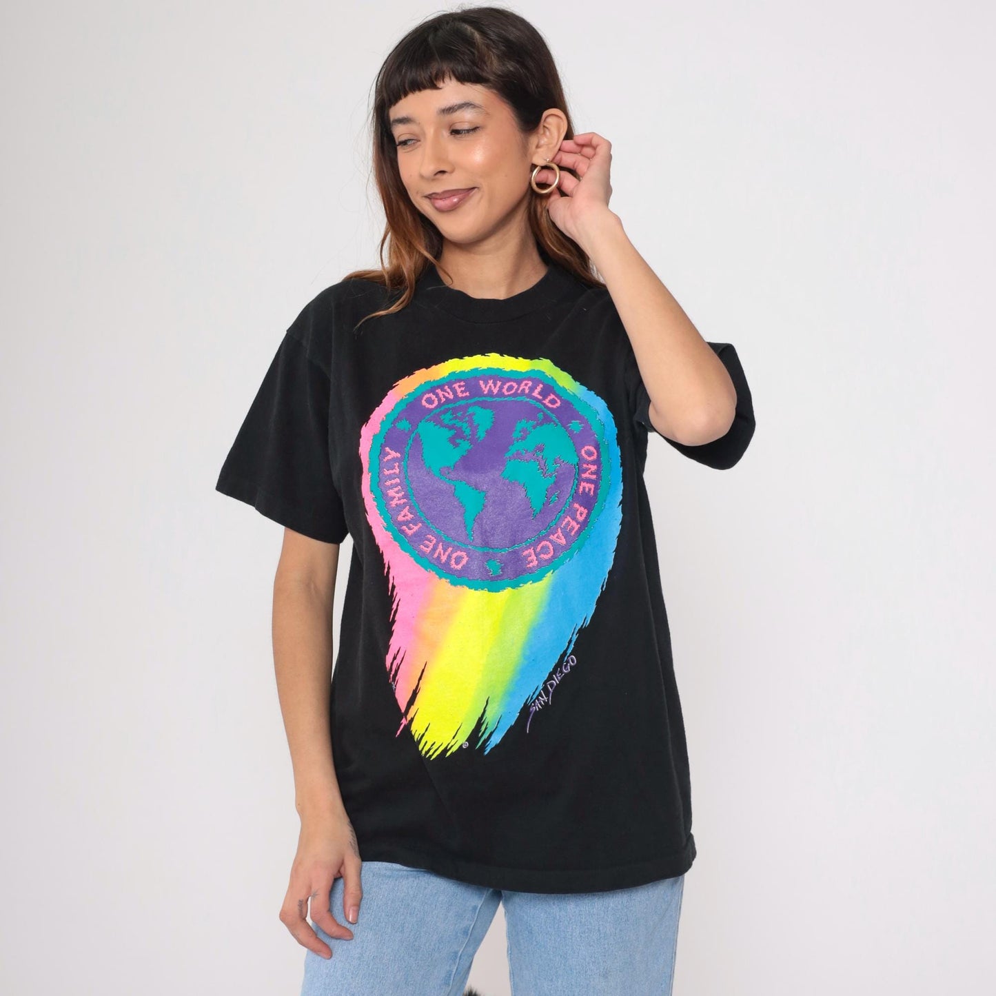 90s One World One Peace Rainbow Globe Graphic T-Shirt Black Cotton Medium