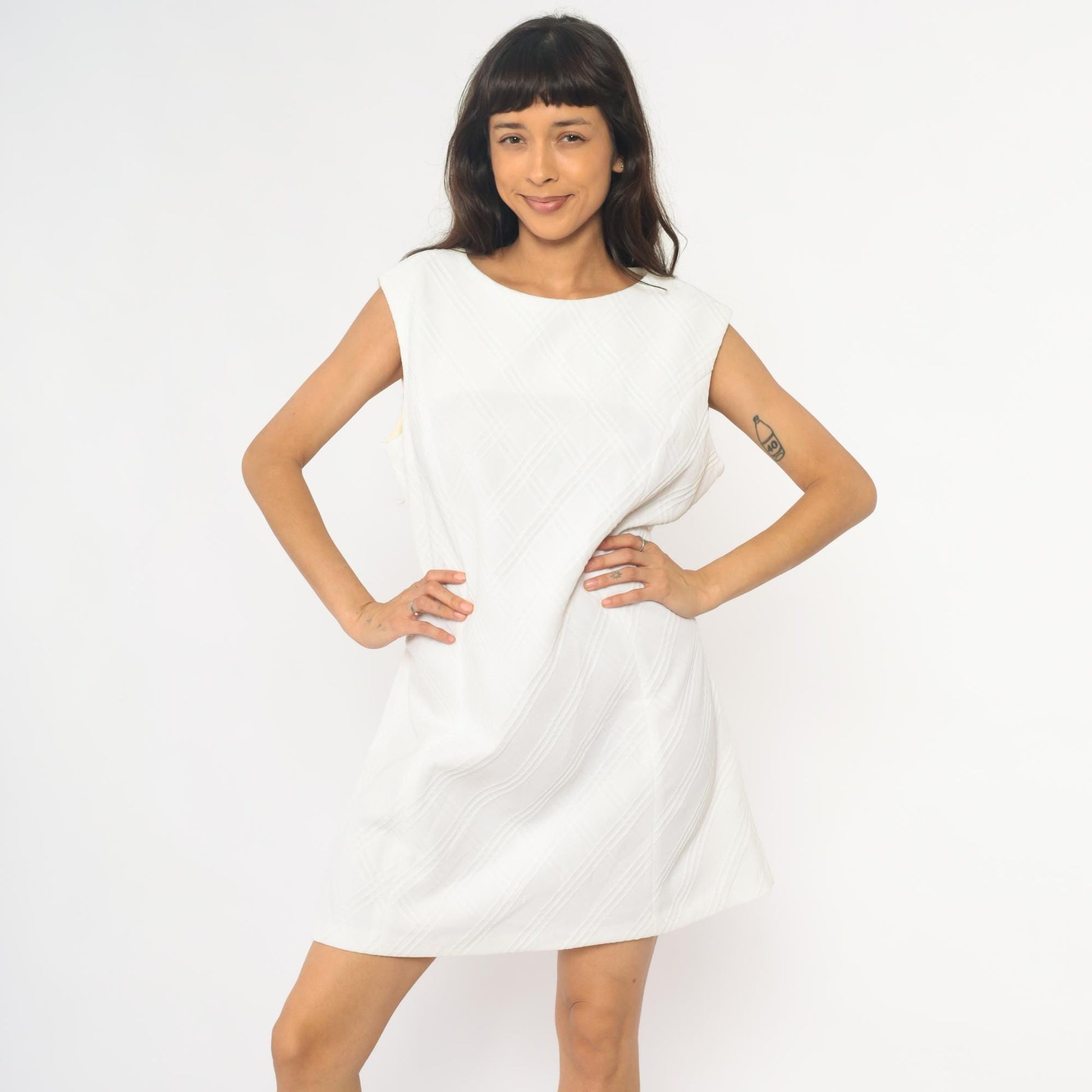 70s White Shift Dress Quilted Texture Sleeveless Knee-Length Crew Neck Medium M