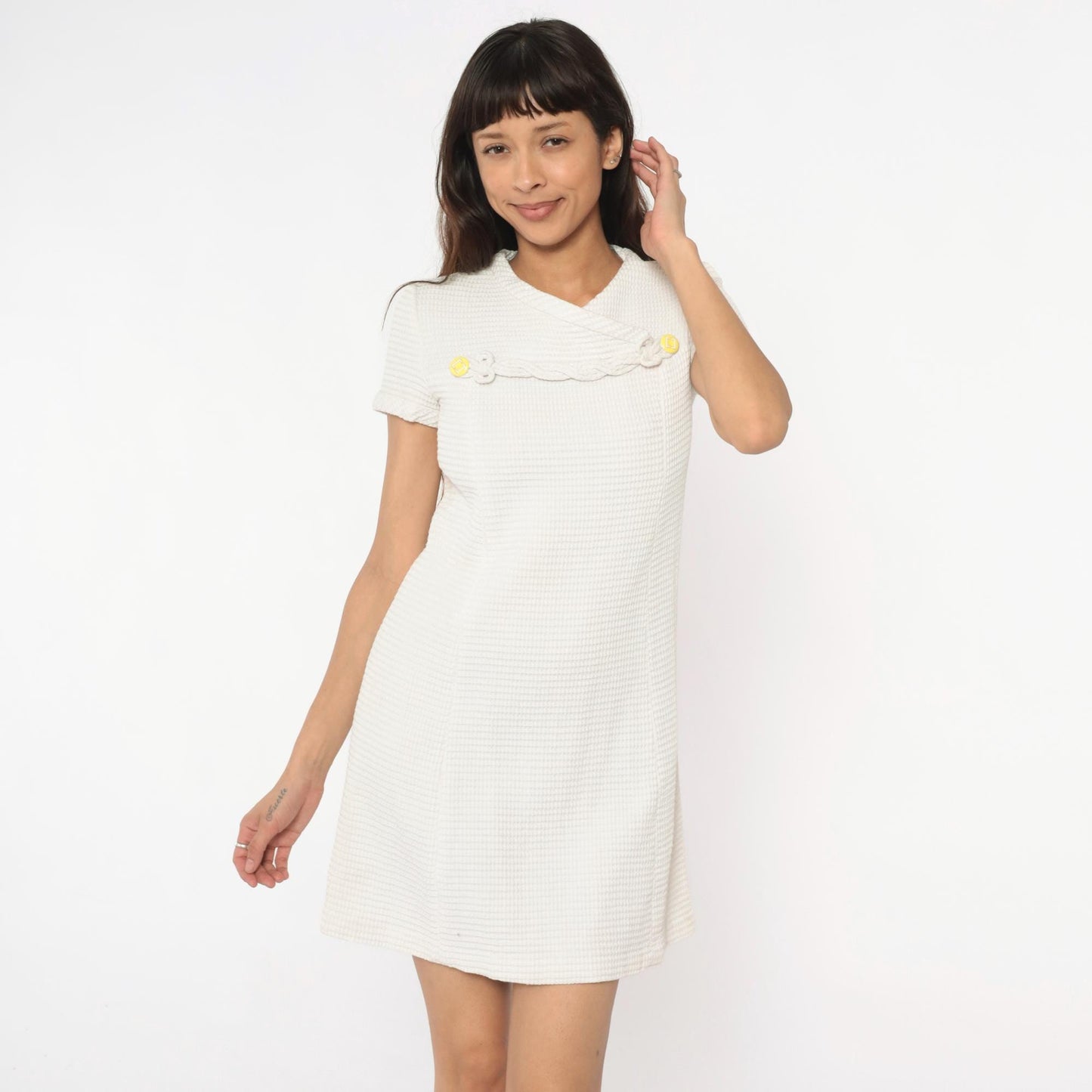 60s White Waffle Knit Shift Dress V-Neck Braided Trim Yellow Buttons Small