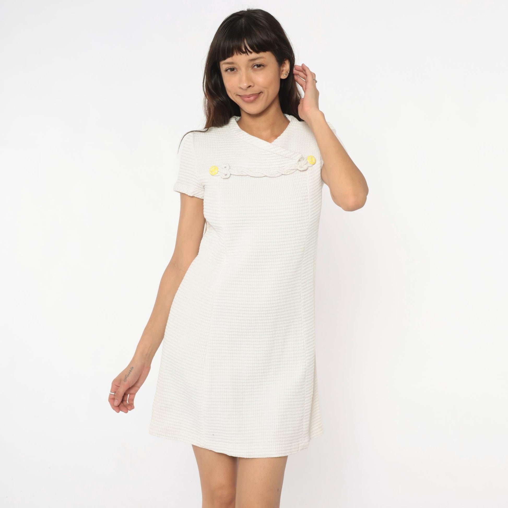 60s White Waffle Knit Shift Dress V-Neck Braided Trim Yellow Buttons Small