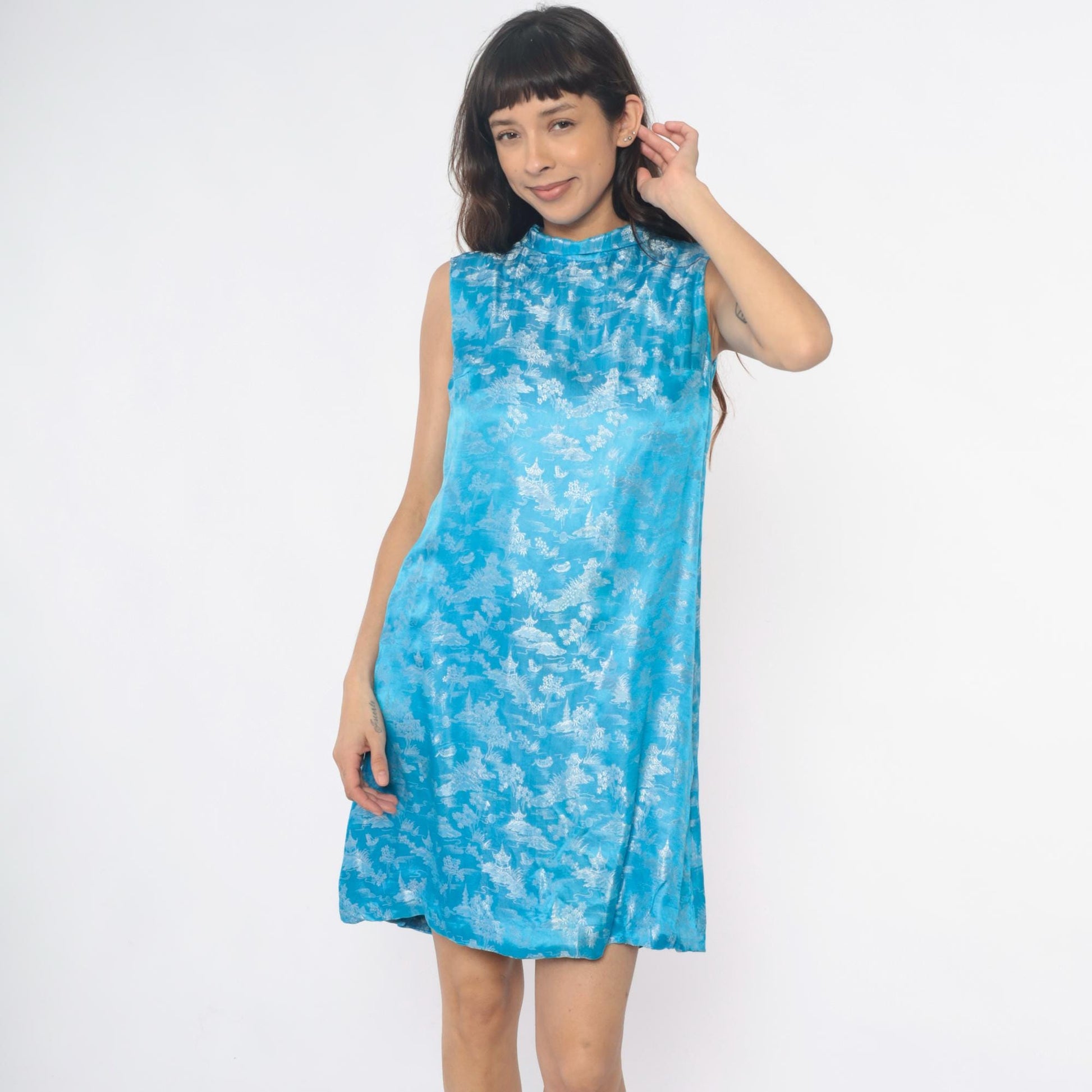 60s Asian Print Shift Dress Sky Blue Pagoda Scenic Mock Neck Sleeveless Small