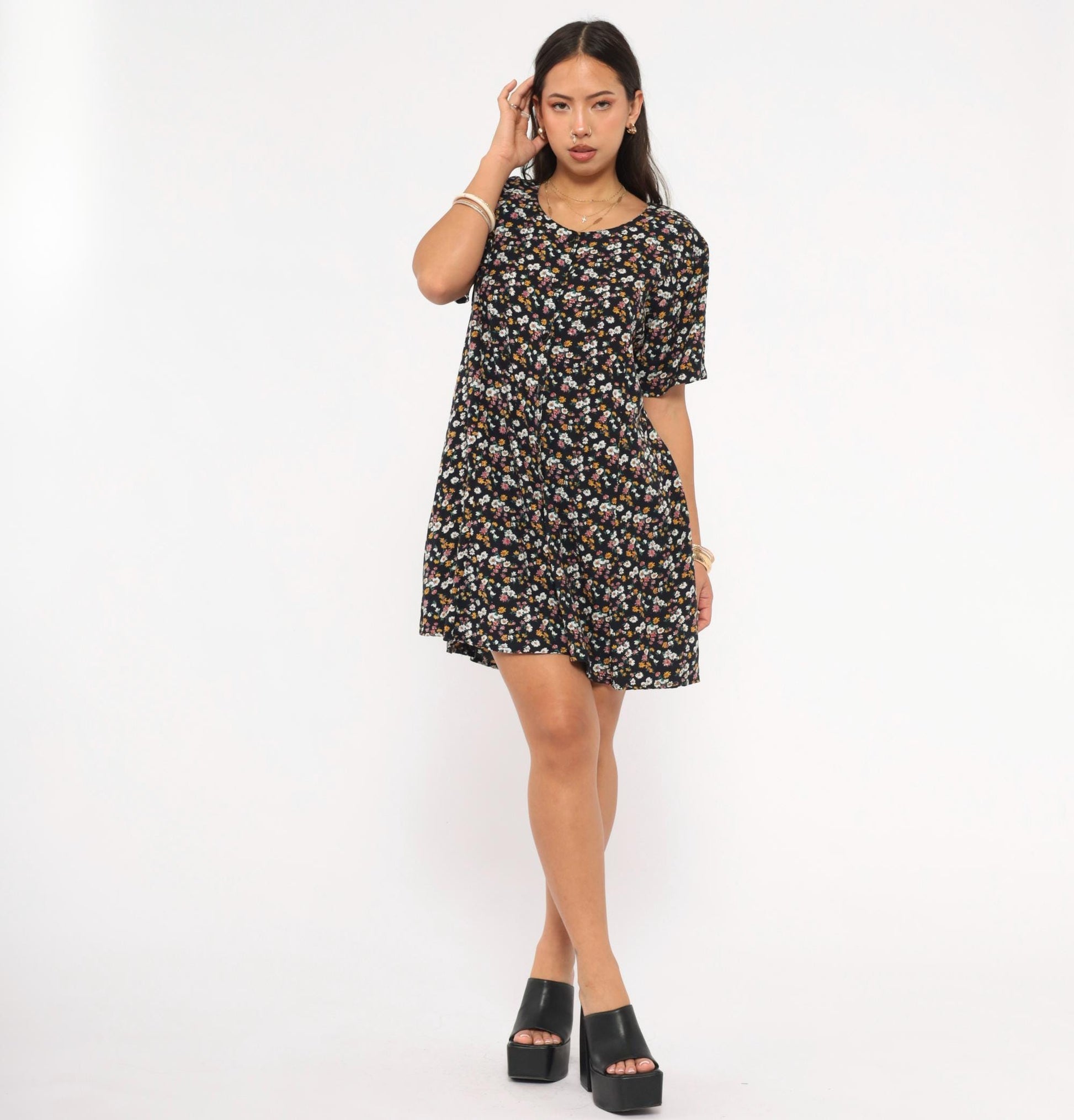 90s Center Aisle Black Floral Romper Daisy Print Rayon V-Neck Medium M
