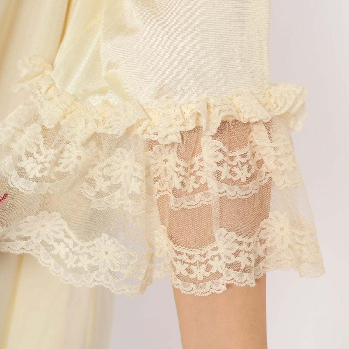 80s Vanity Fair Cream Lace Robe Bell Sleeve Button Front Small