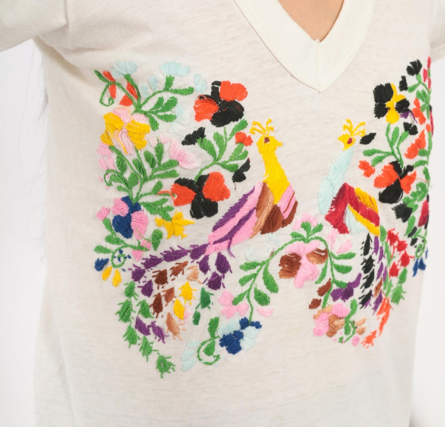 80s Embroidered Peacock Floral V-Neck Tee Cream Cotton Folk Art Small S