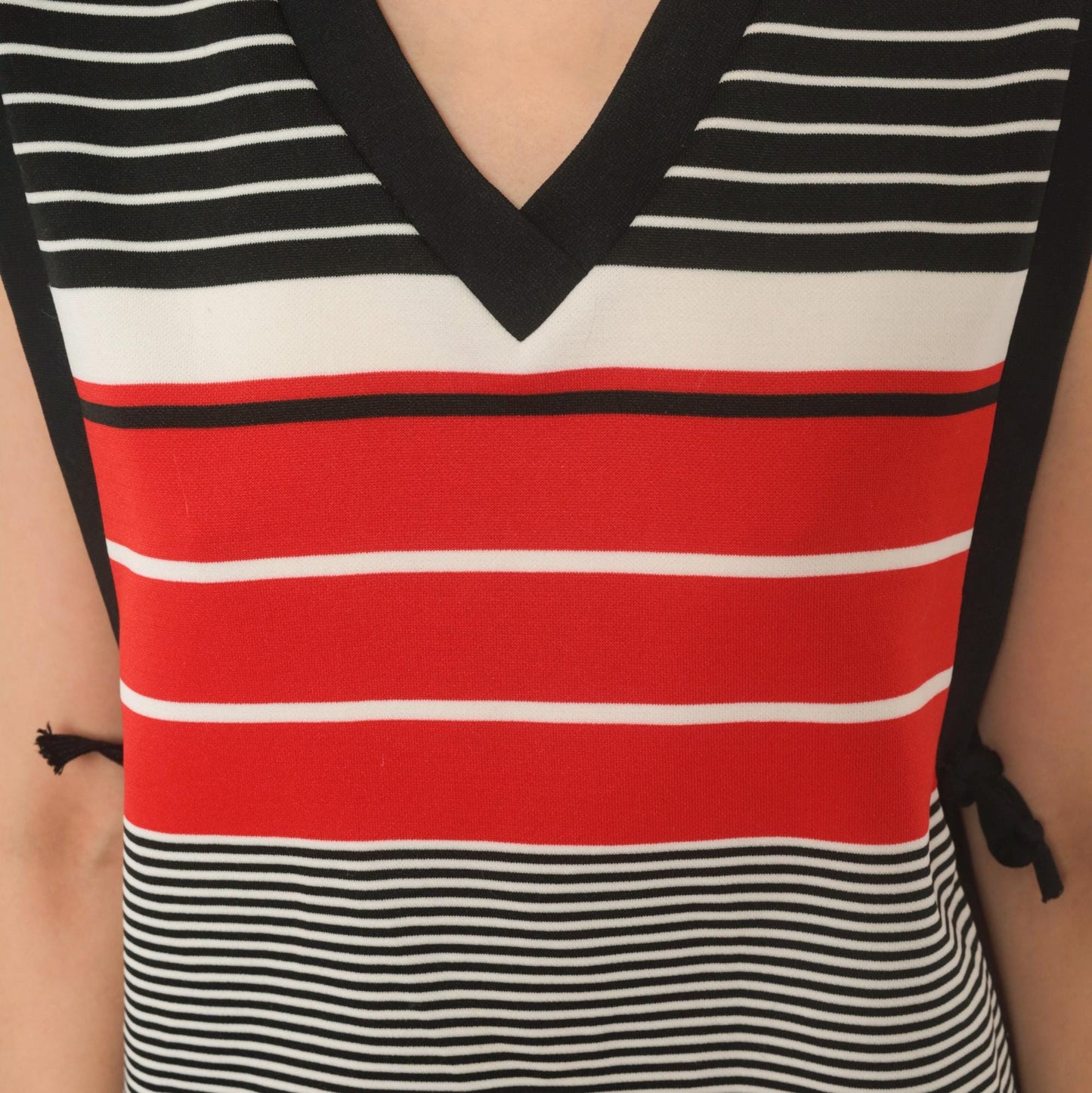 70s Striped Knit Vest V-Neck Sleeveless Tunic Black White Red Small Medium