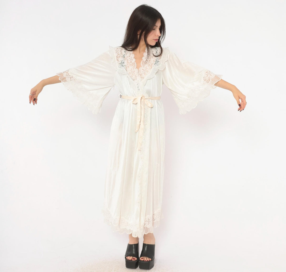 80s White Lace Peignoir Robe Bell Sleeve Floral Yoke Ankle Length Medium