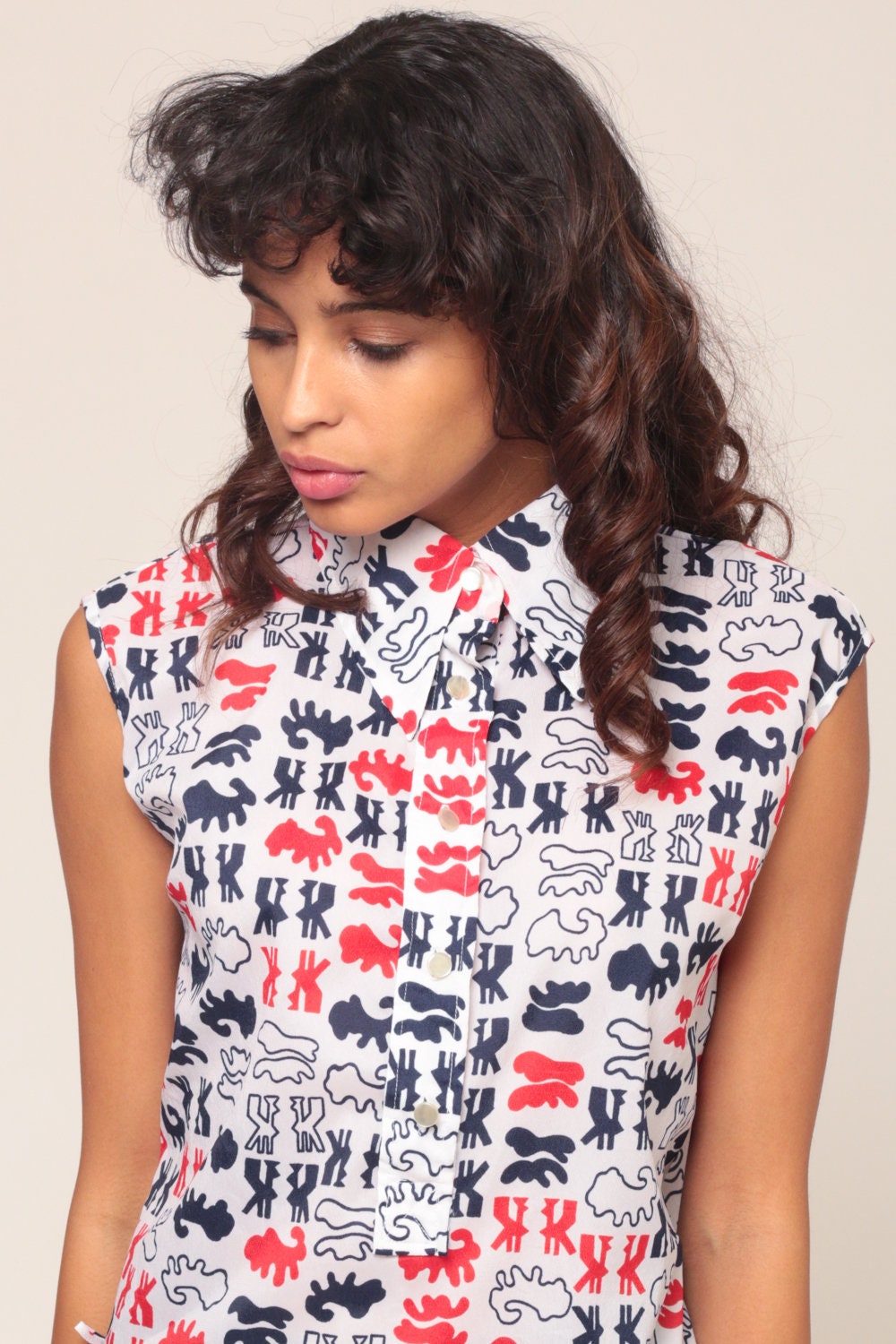 70s Abstract Print Sleeveless Blouse Button-Up Collar Red White Blue Medium