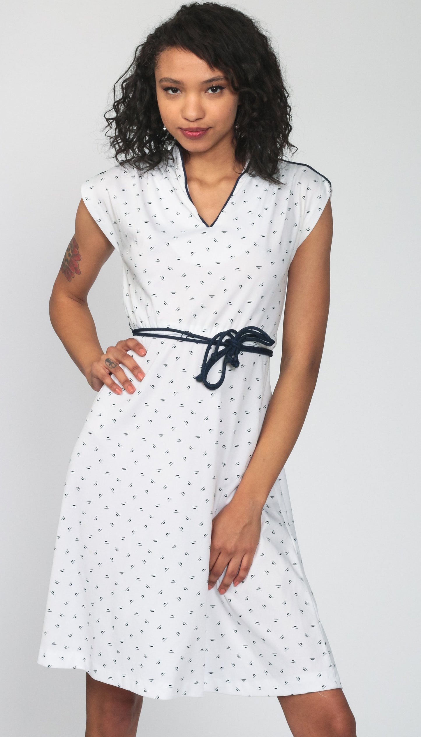 70s White Geometric Midi Dress Cap Sleeve V-Neck Elastic Waist Small