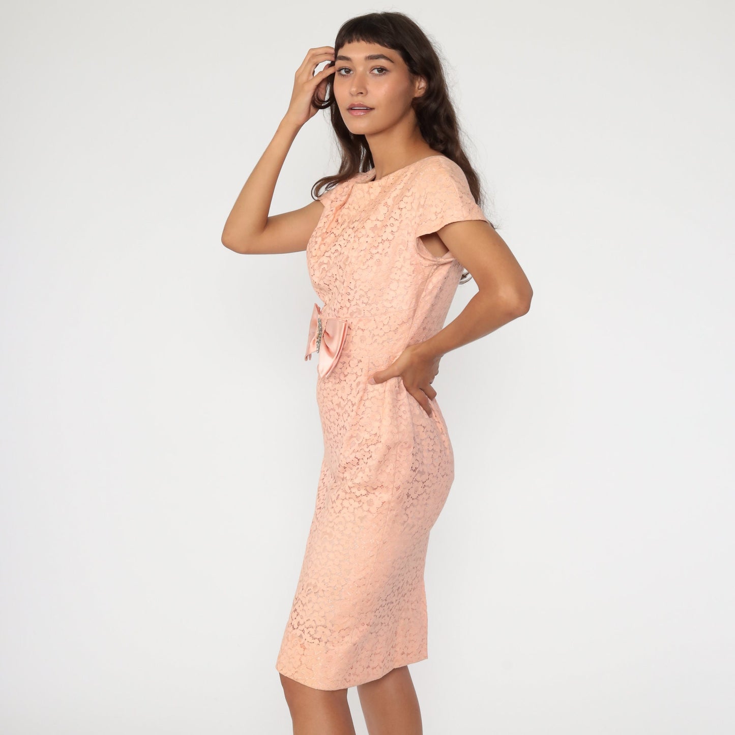1960s Pink Lace Cocktail Dress Bow Neckline Knee-Length Sheath Small