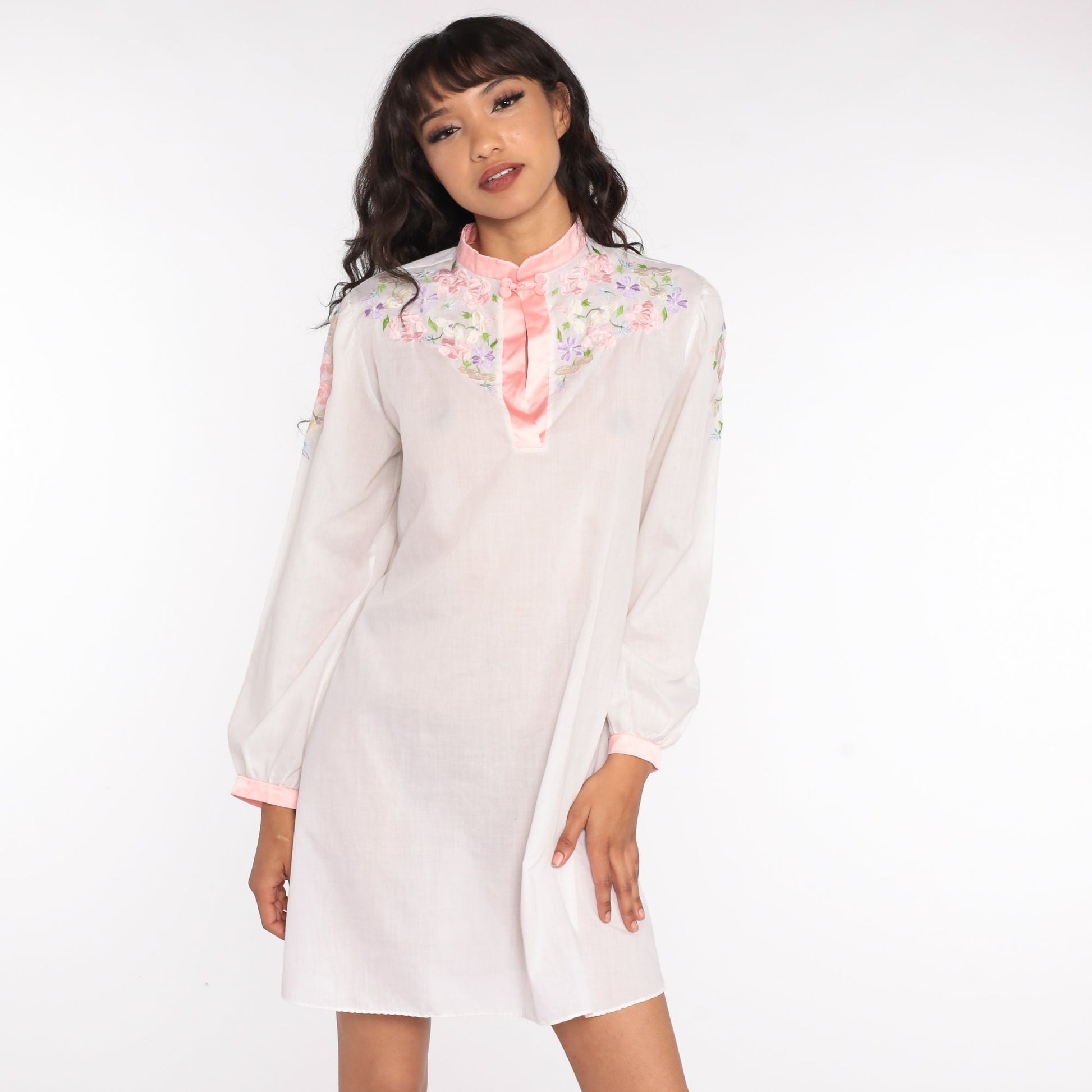 70s White Floral Embroidered Mini Dress Long Sleeve Shift Cut Small Medium