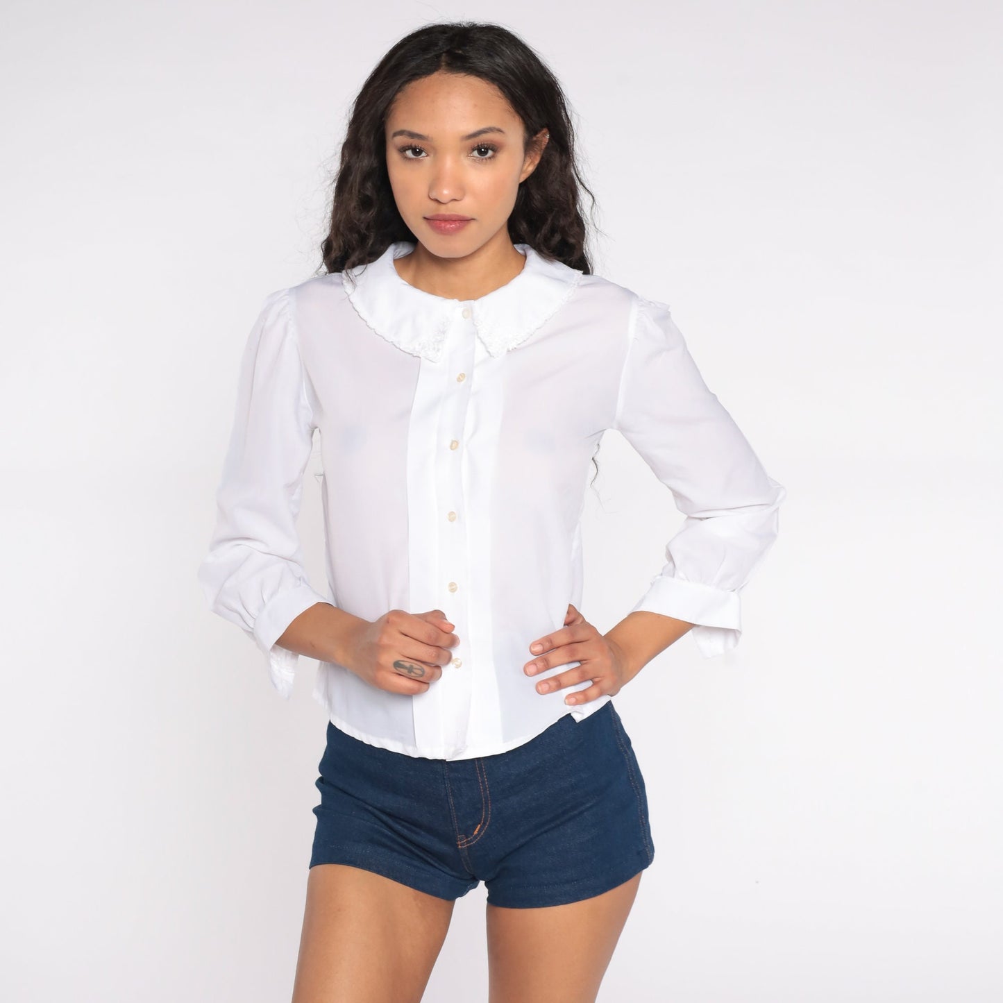 80s White Button-Up Blouse Embroidered Scalloped Collar Long Sleeve Small