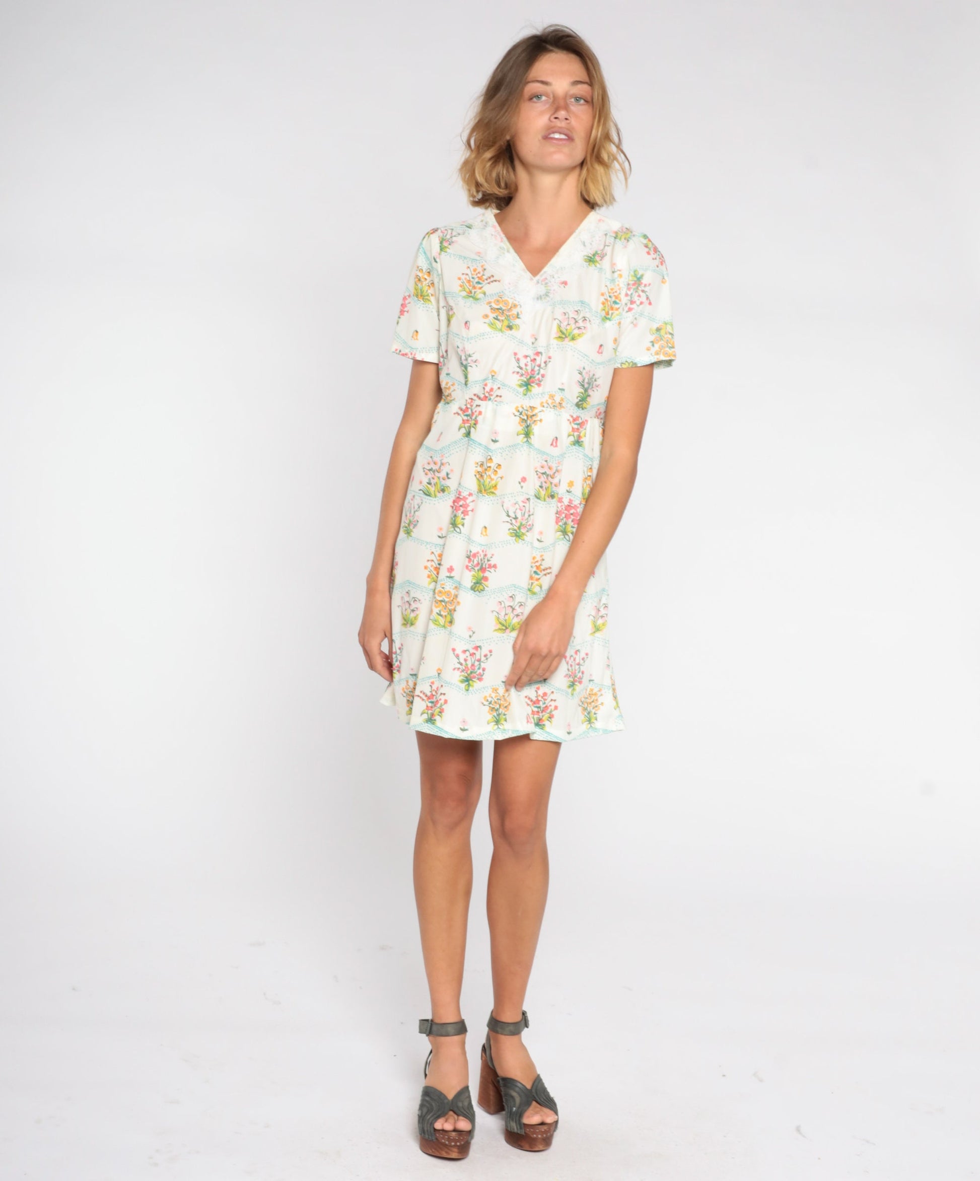 60s Floral Shift Dress White Wildflower Print V-Neck Lace Trim Medium