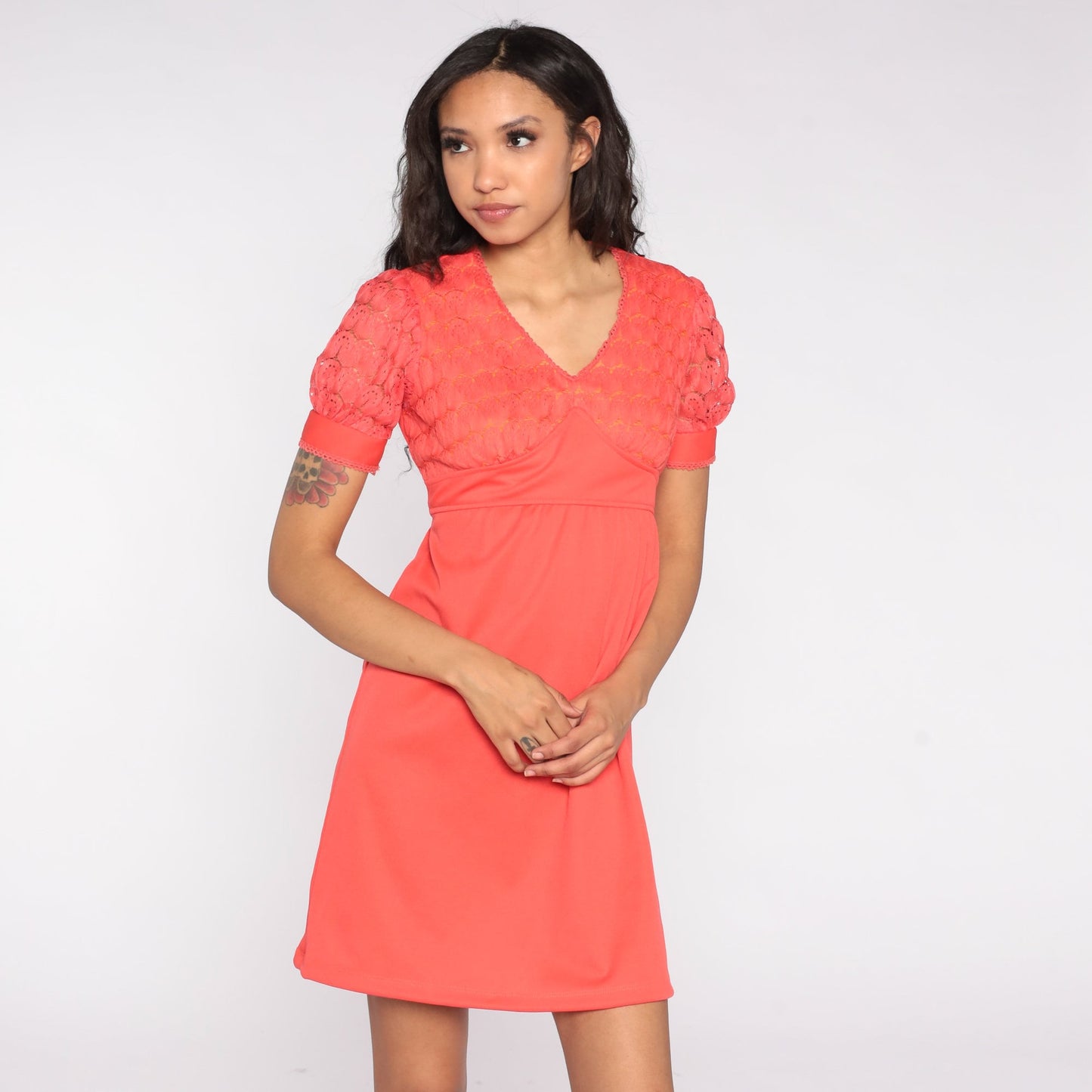 1970s Babydoll Mini Dress Salmon Pink Puff Sleeve Empire Waist Lace Medium