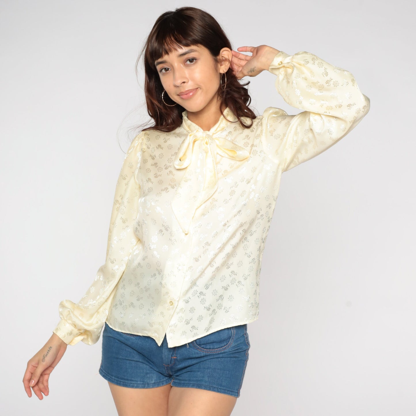80s Cream Embossed Floral Blouse Ascot Bow Balloon Sleeve Button Up Small
