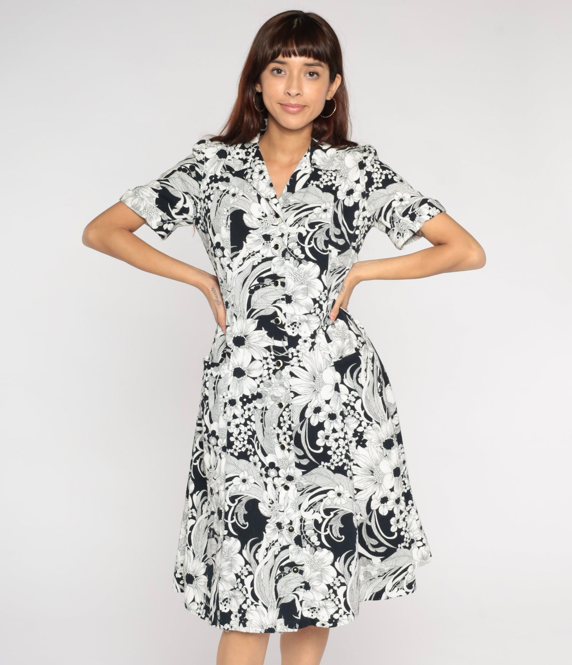 70s Black White Floral Shift Dress Knee Length Button Up Collar Short Sleeve Medium