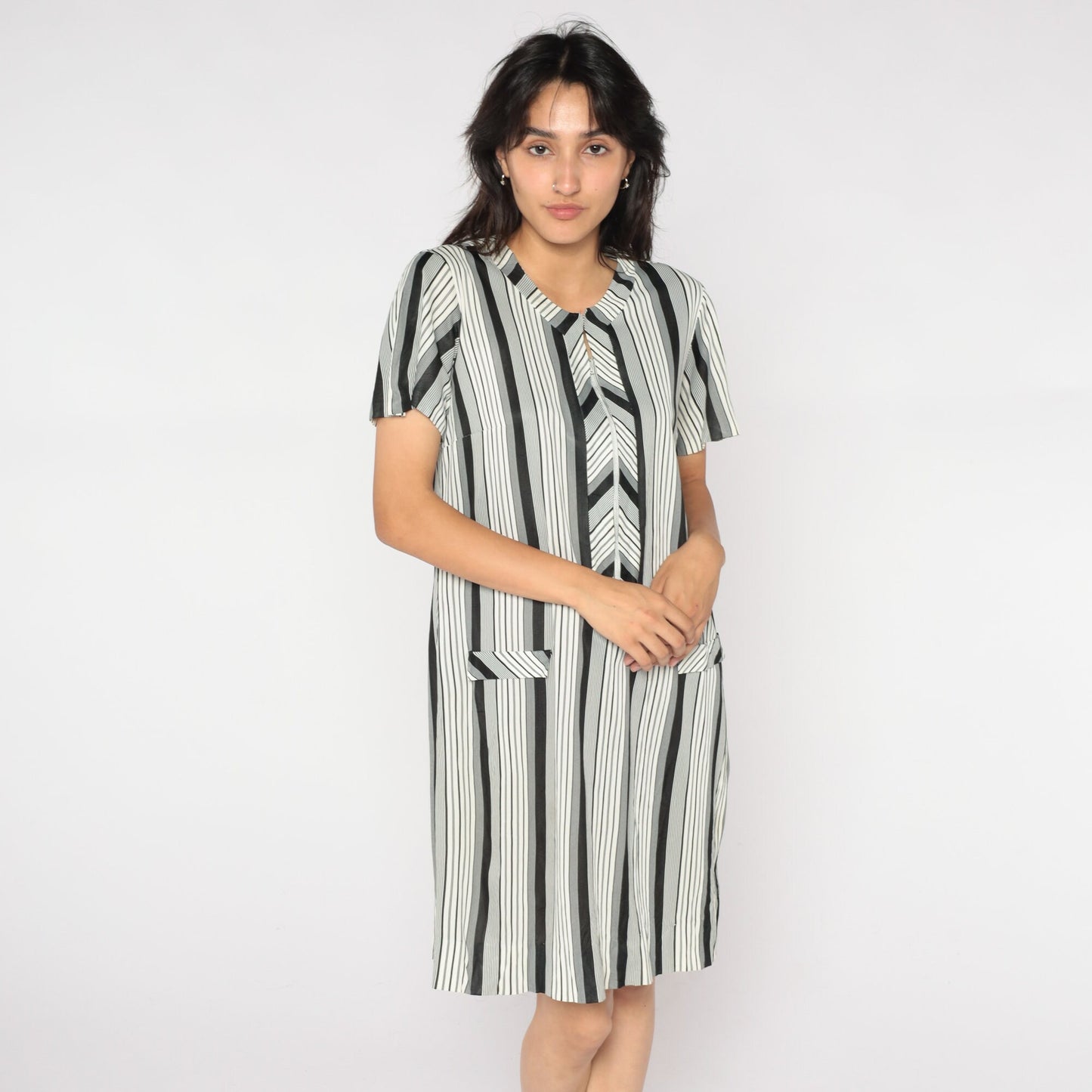 70s Black White Striped Shift Minidress Mod Chevron Short Sleeve Zip Medium M