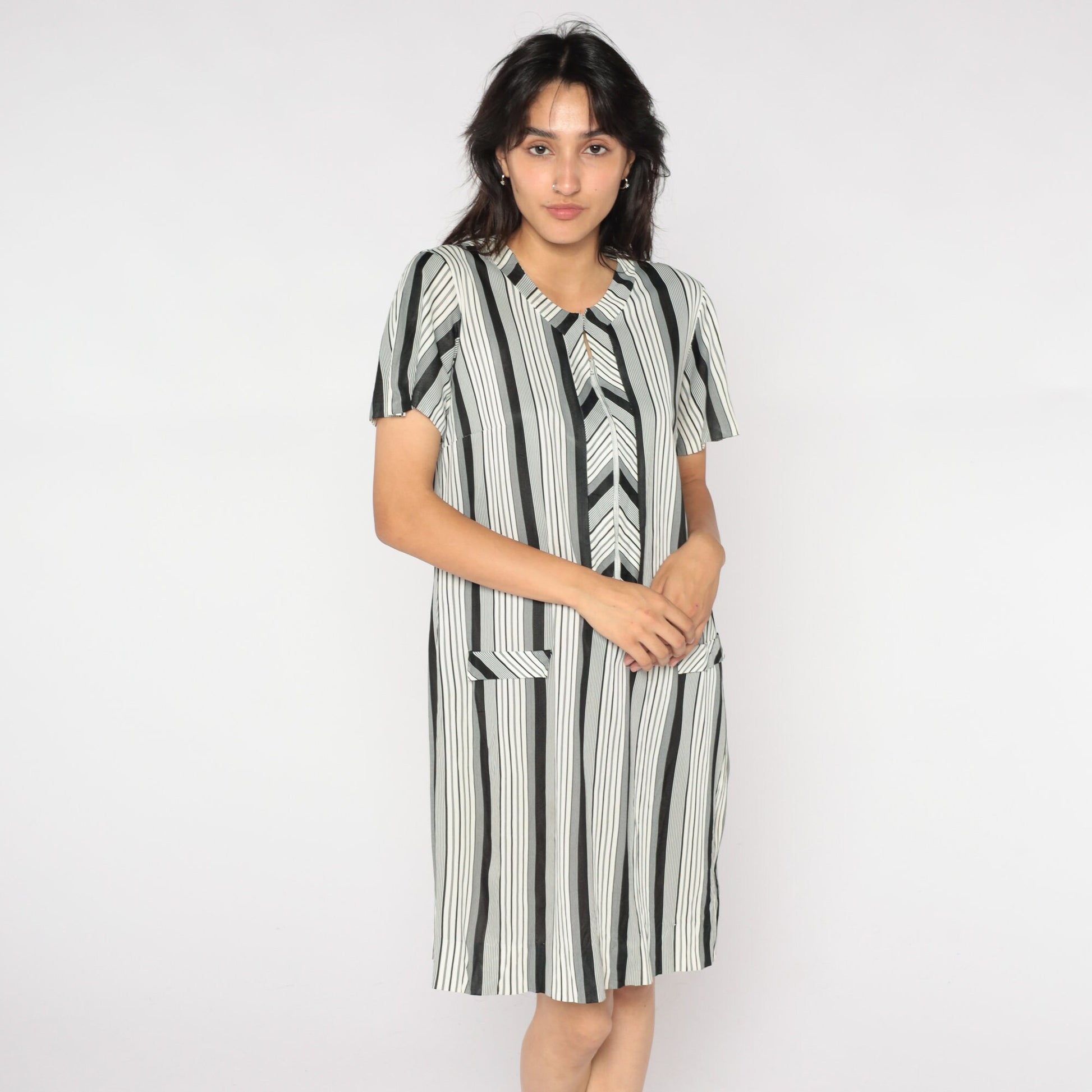 70s Black White Striped Shift Minidress Mod Chevron Short Sleeve Zip Medium M