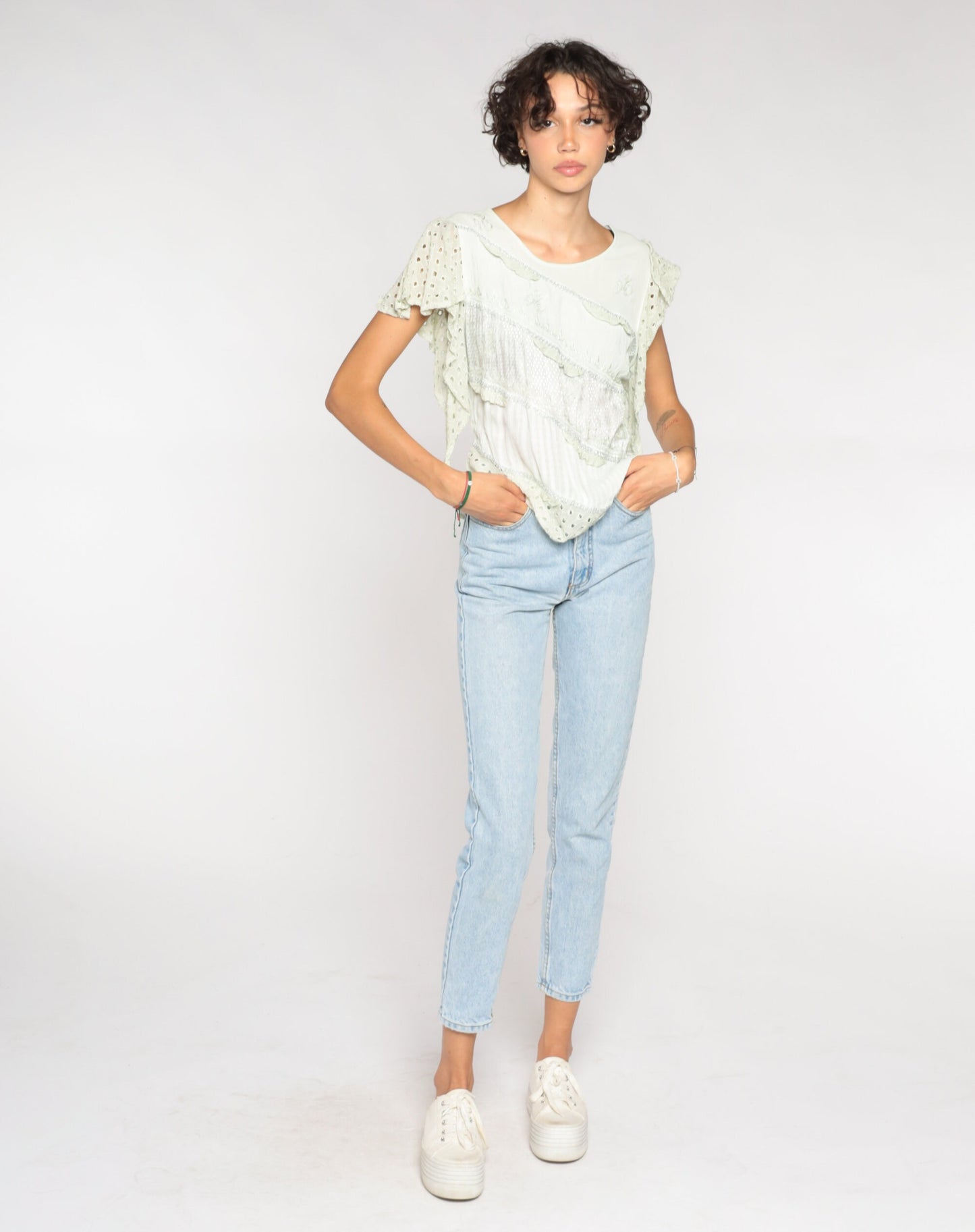 00s Light Green Floral Embroidered Blouse Ruffled Cap Sleeve Cutout Medium M
