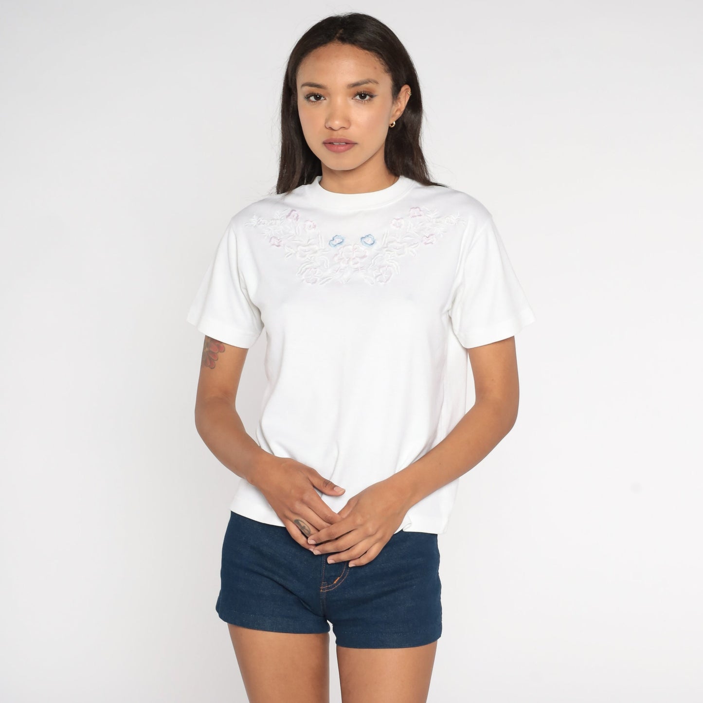 90s Floral Embroidered T-Shirt White Graphic Tee Short Sleeve Small S