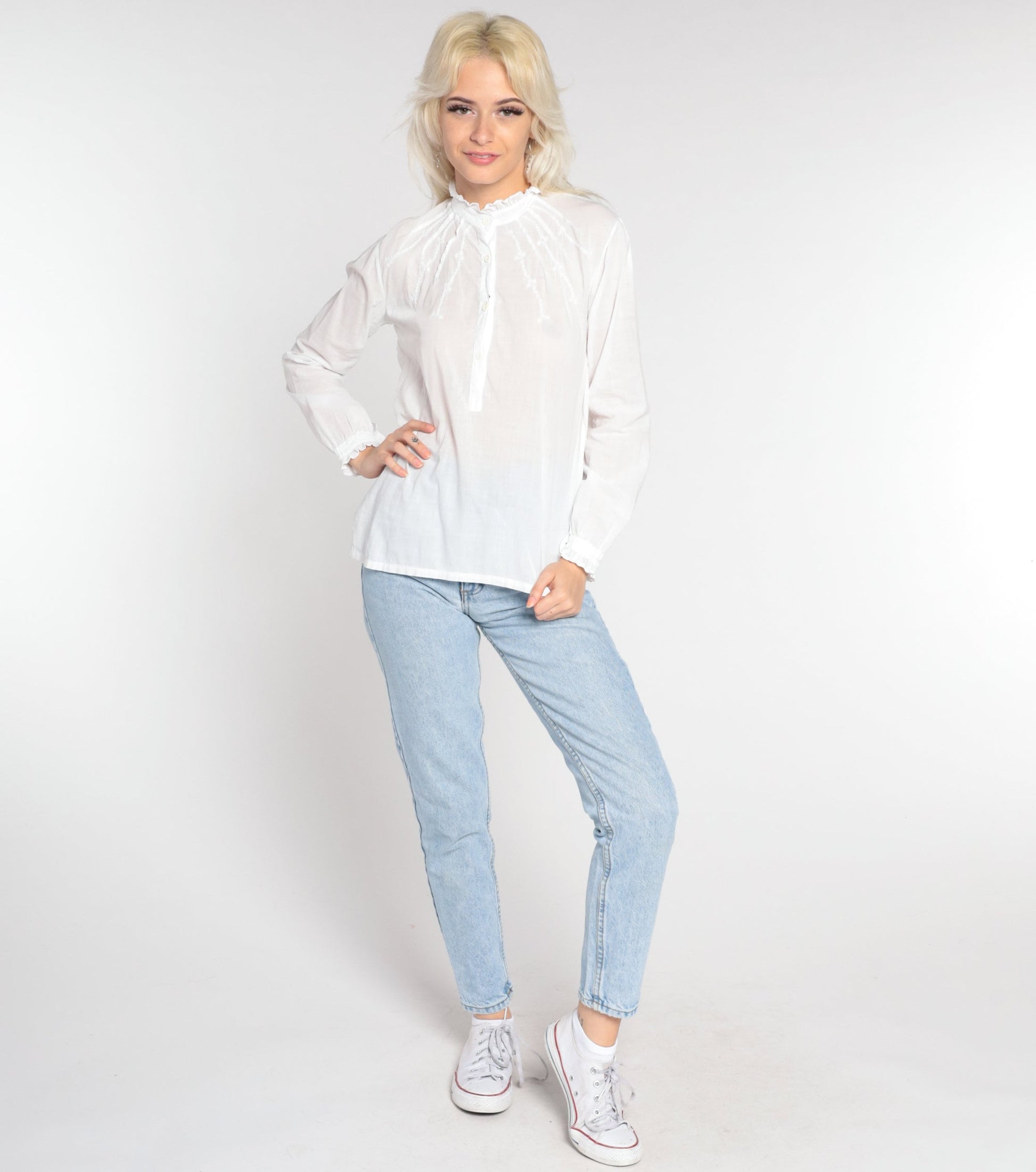 90s White Cotton Floral Embroidered Button-Up Blouse Long Sleeve Small