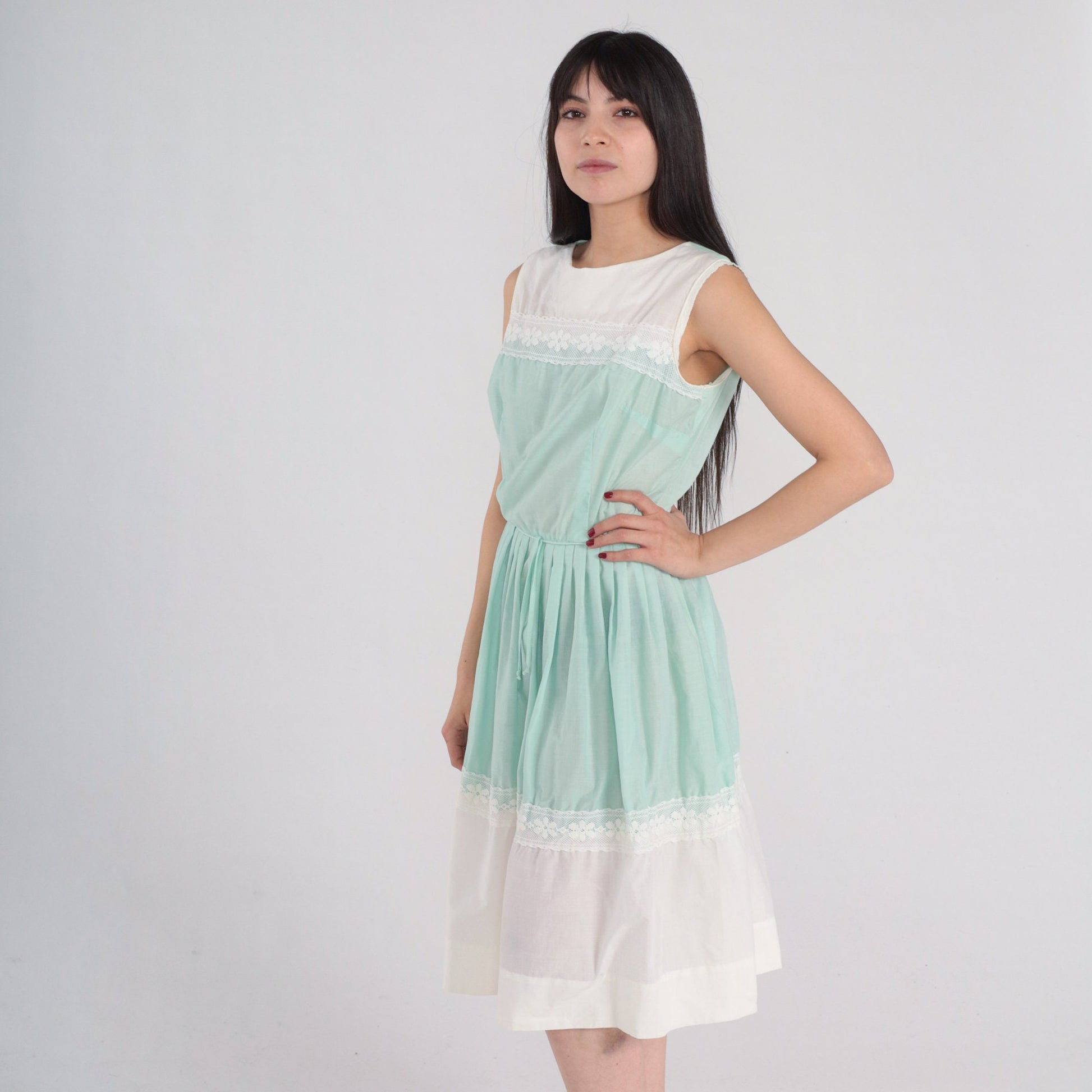 1960s White Green Lace Trim Sleeveless Dress Tie Belt Pleated Knee Length Small
