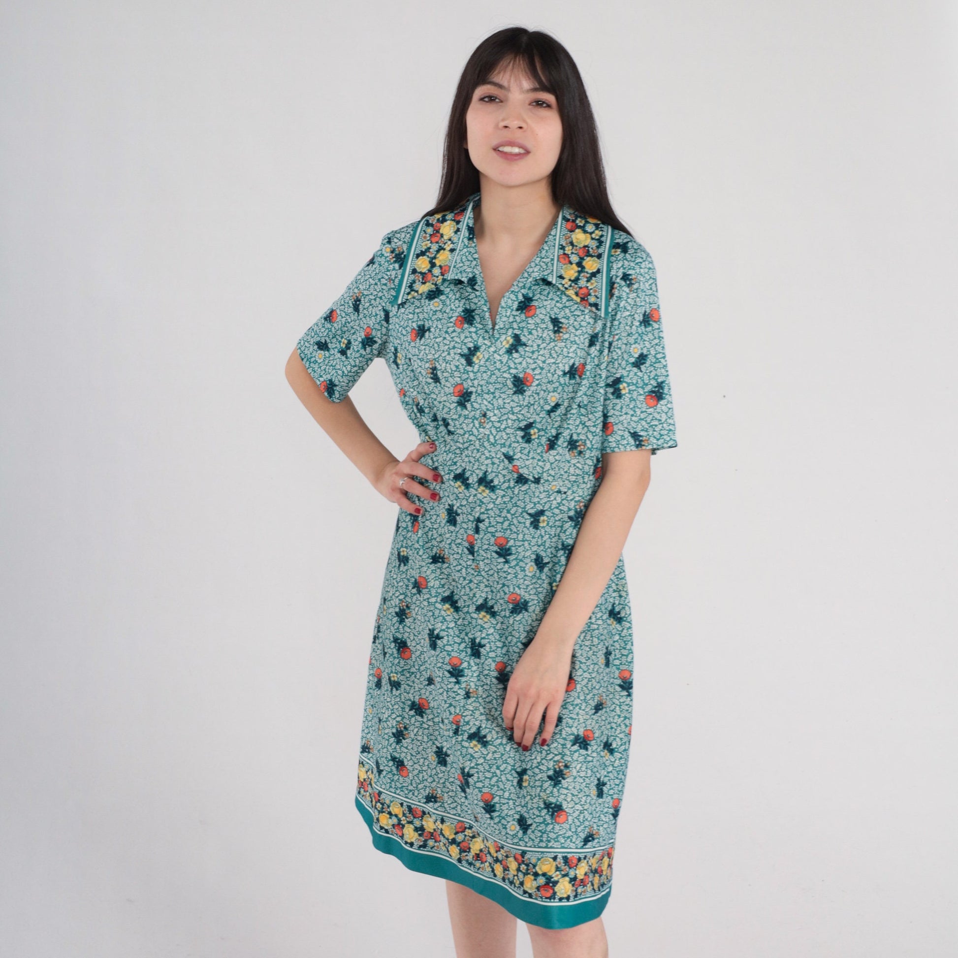 70s Green Floral Mini Dress Collared Shift Short Sleeve V Neck Medium
