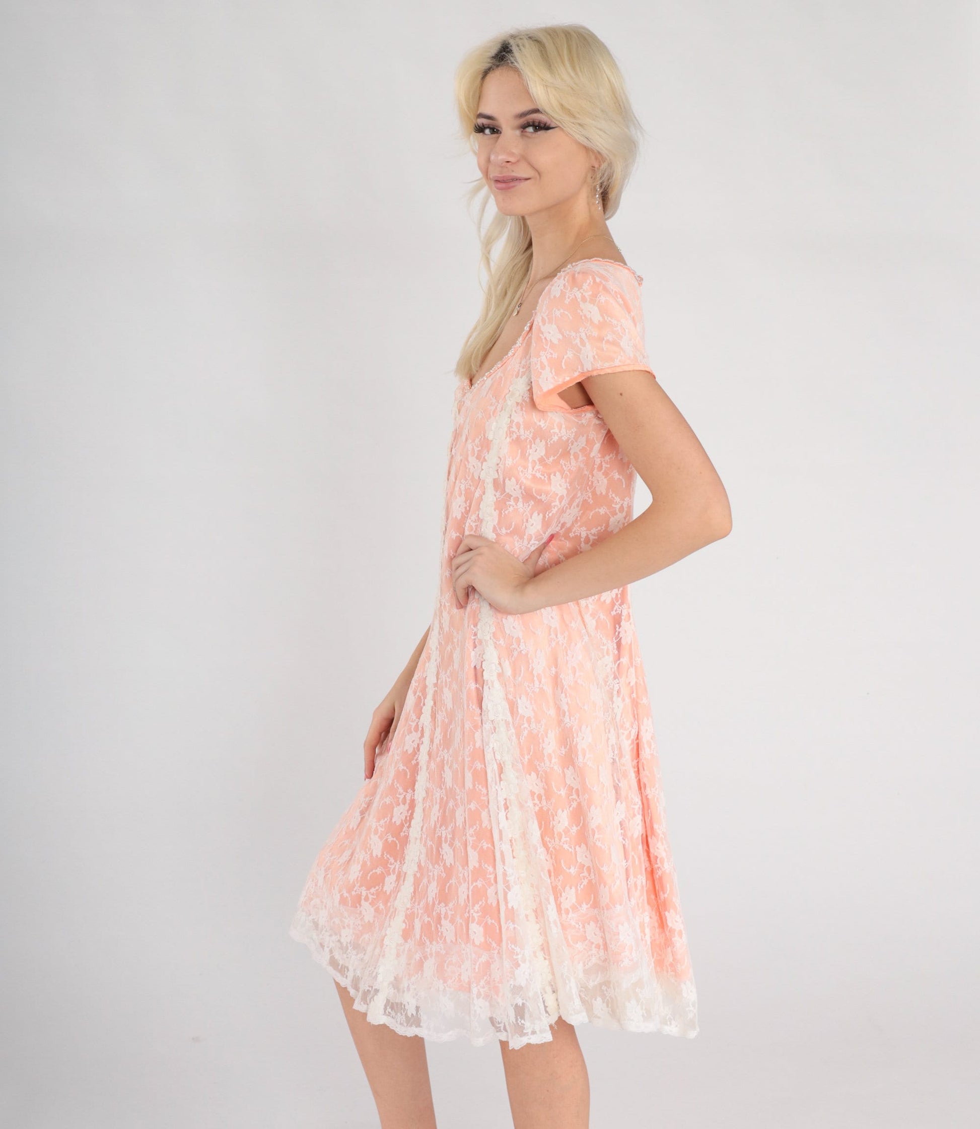 90s Peach Lace Dress White Floral Overlay Pearl Beaded Short Sleeve Knee Length Medium